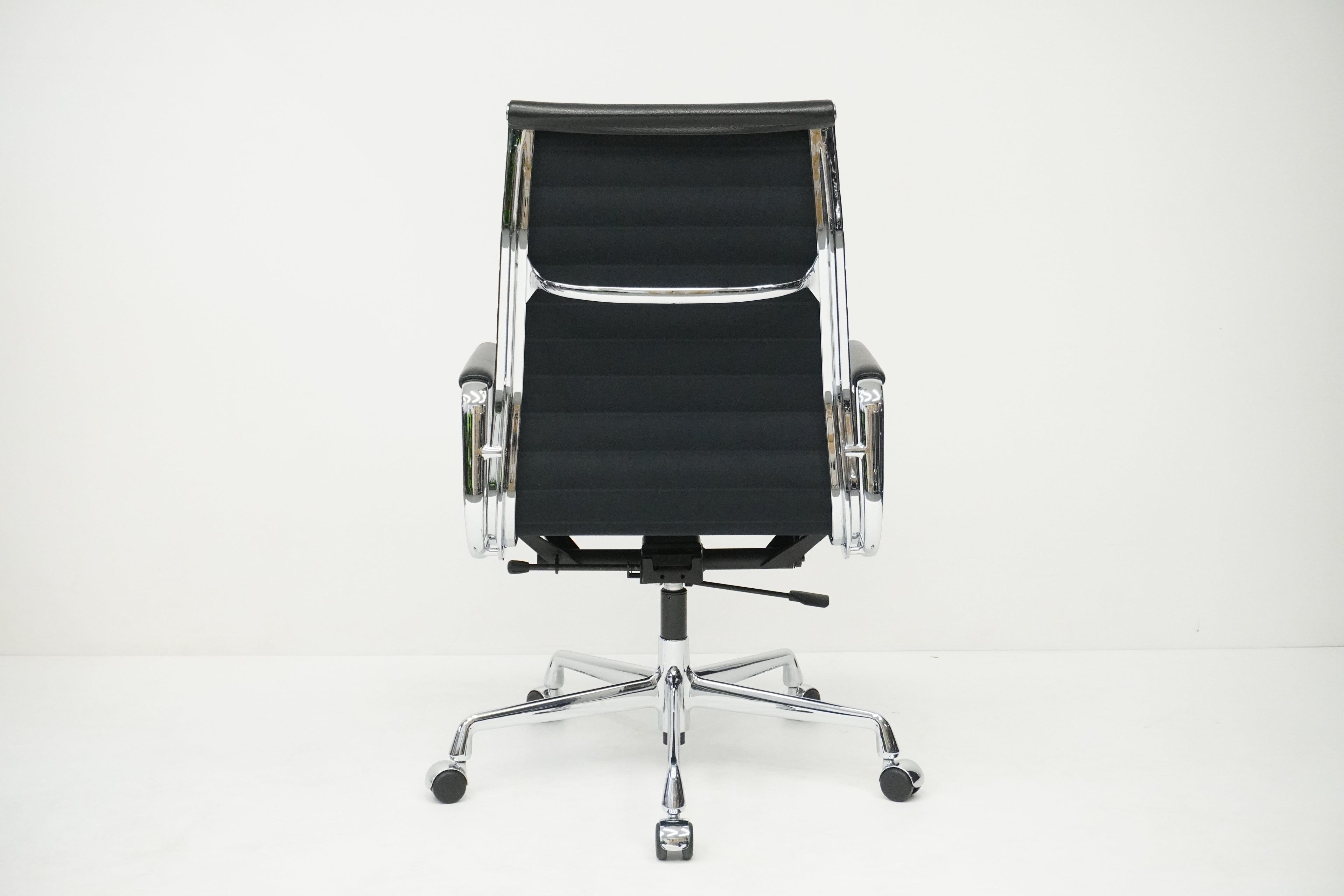 Vitra Eames Alu Chair EA119 mit hohem Rücken Leder nero