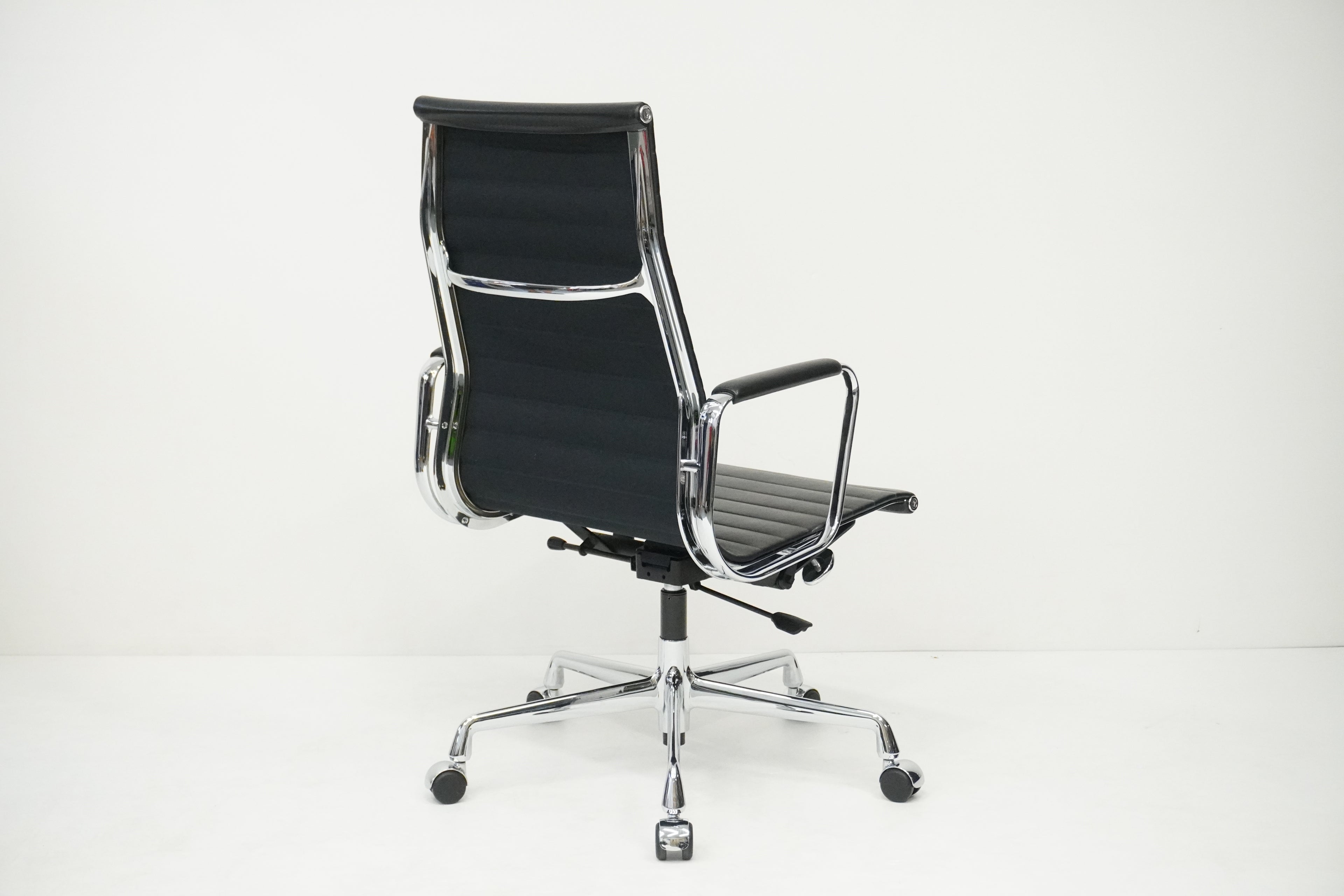 Vitra Eames Alu Chair EA119 mit hohem Rücken Leder nero