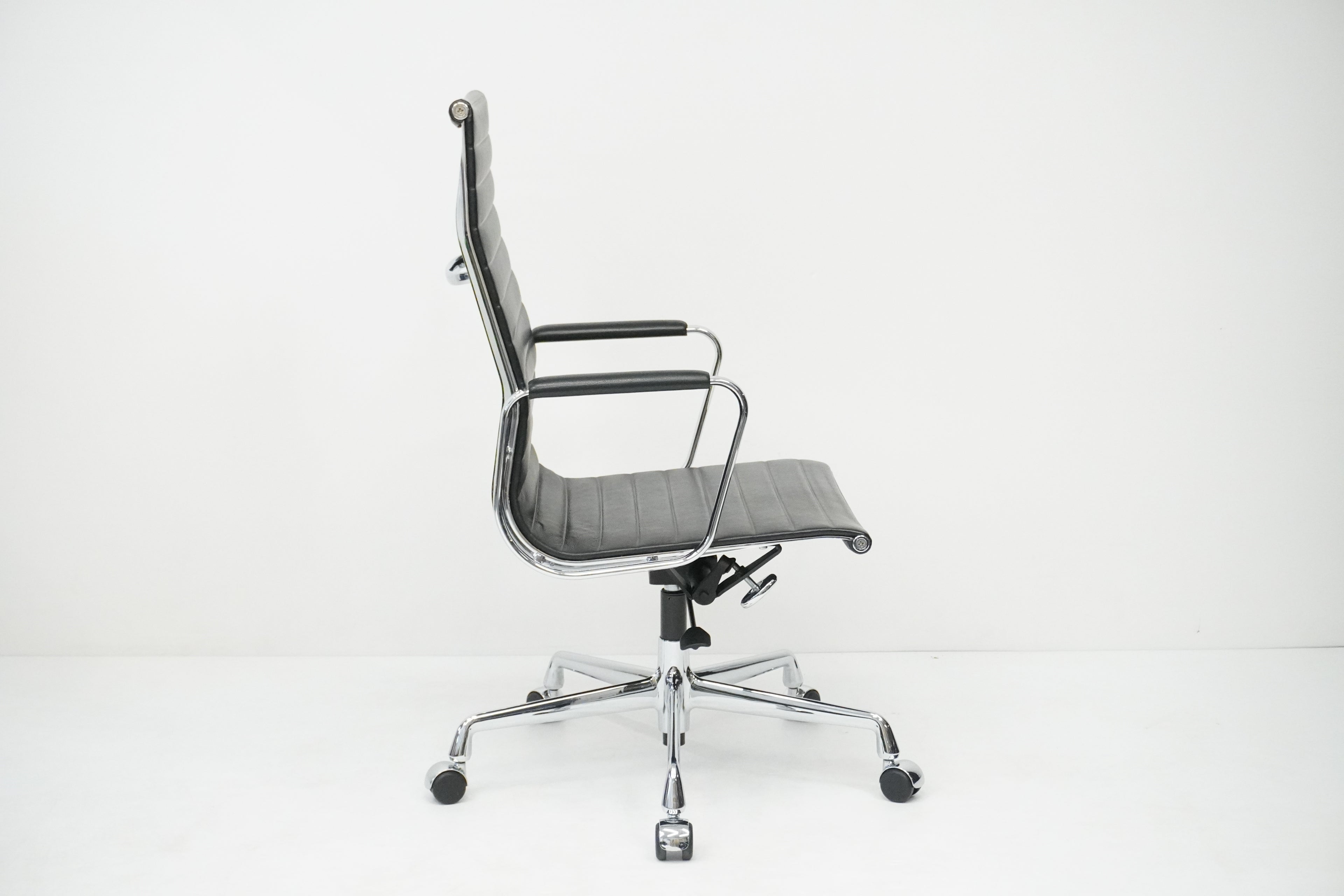 Vitra Eames Alu Chair EA119 mit hohem Rücken Leder nero