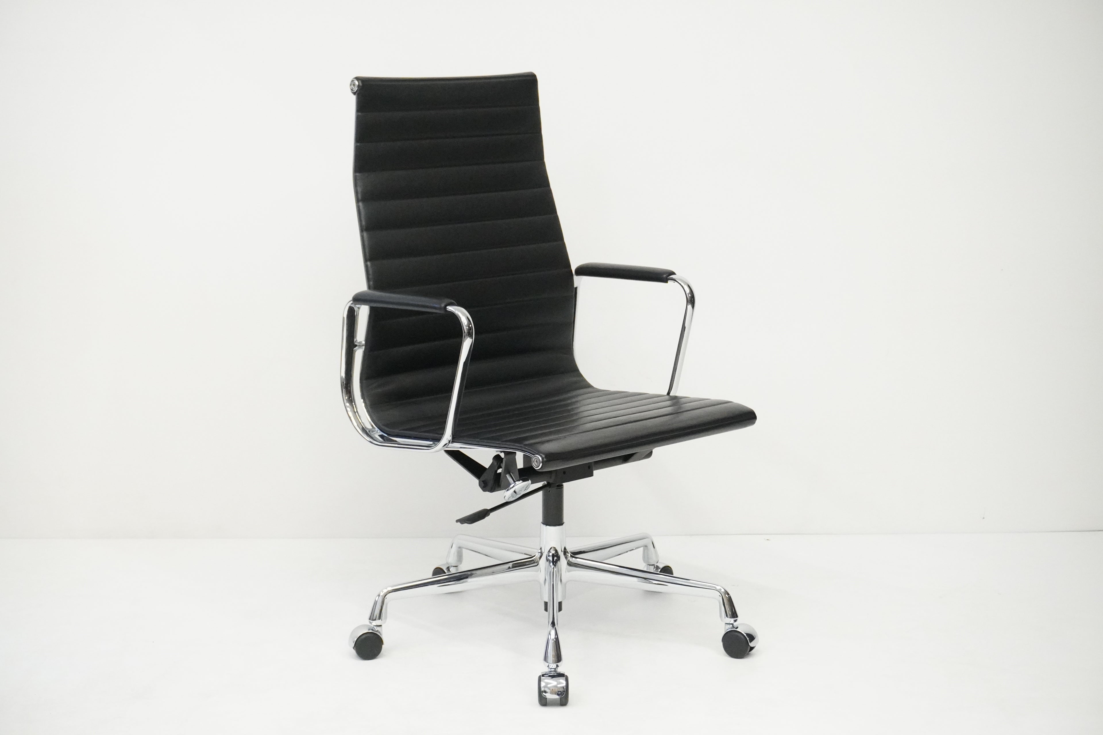 Vitra Eames Alu Chair EA119 mit hohem Rücken Leder nero