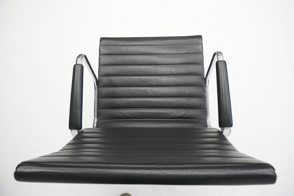 Vitra Eames Alu Chair EA119 mit hohem Rücken Leder nero