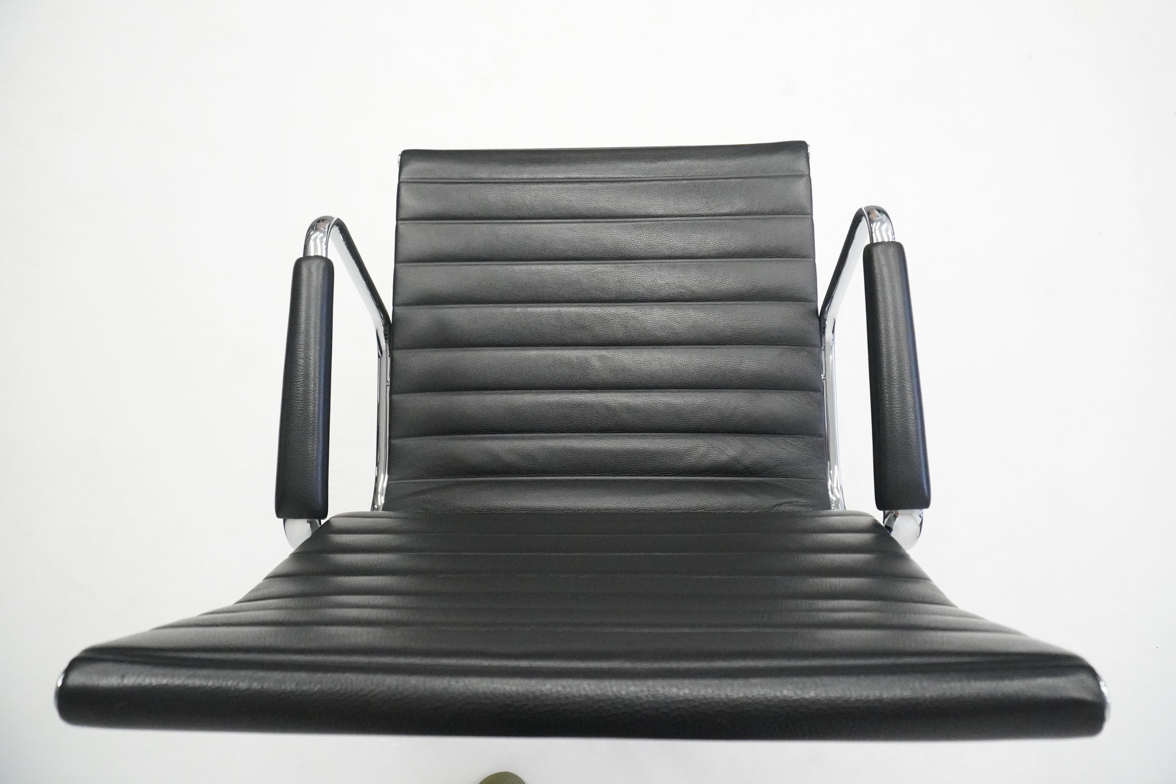 Vitra Eames Alu Chair EA119 mit hohem Rücken Leder nero