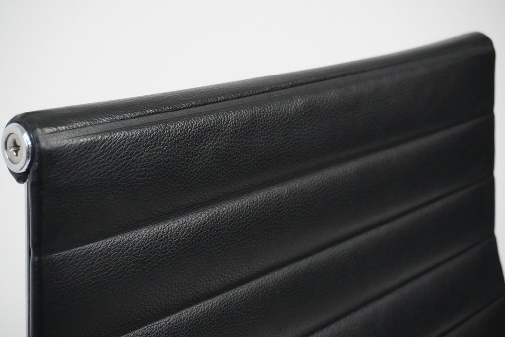 Vitra Eames Alu Chair EA119 mit hohem Rücken Leder nero