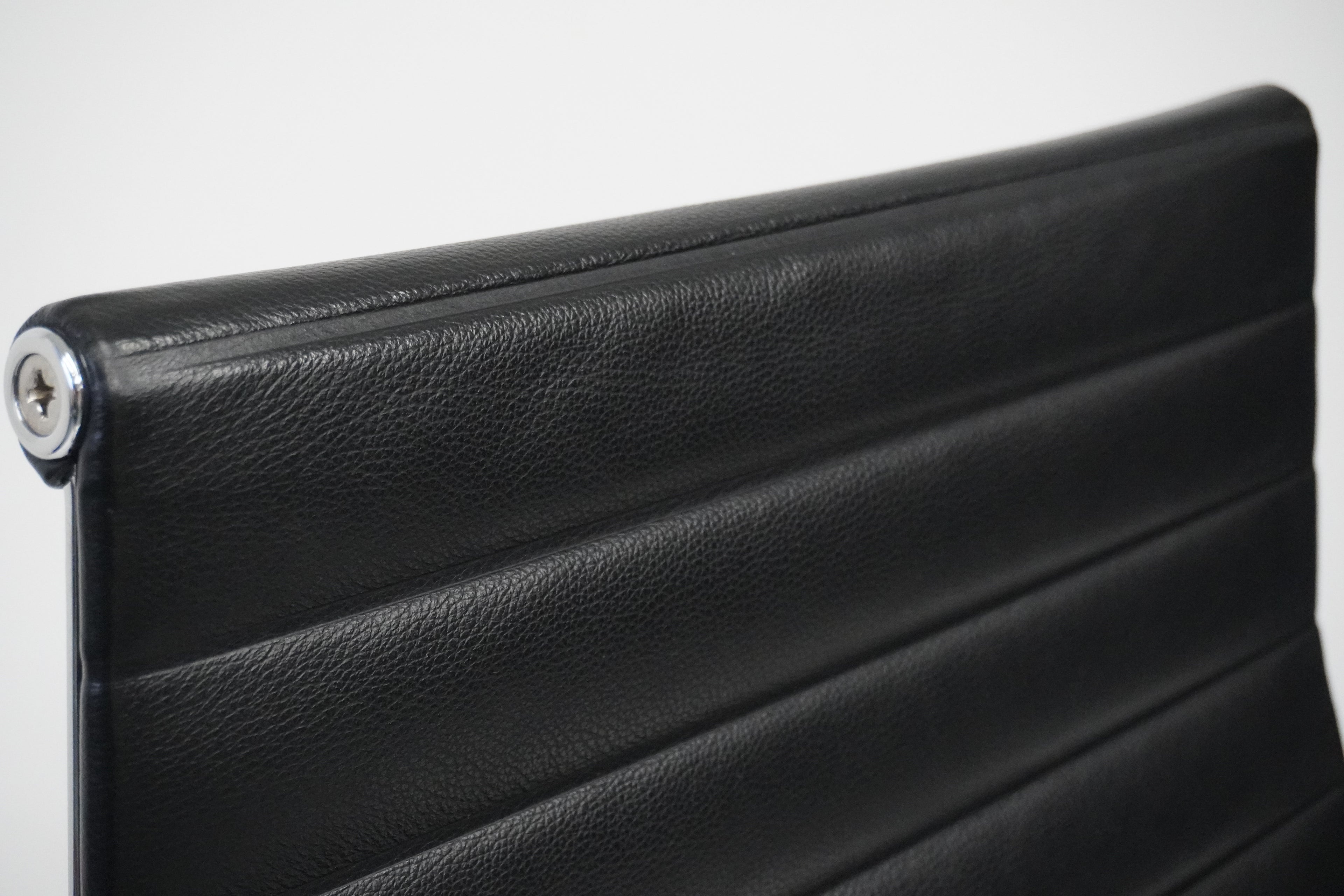 Vitra Eames Alu Chair EA119 mit hohem Rücken Leder nero