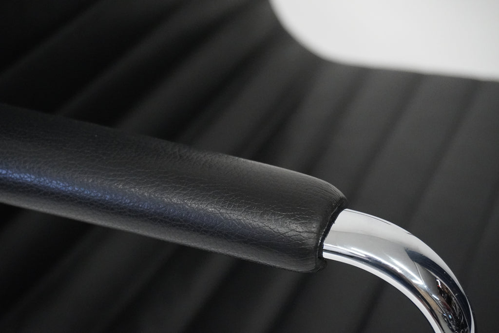 Vitra Eames Alu Chair EA119 mit hohem Rücken Leder nero