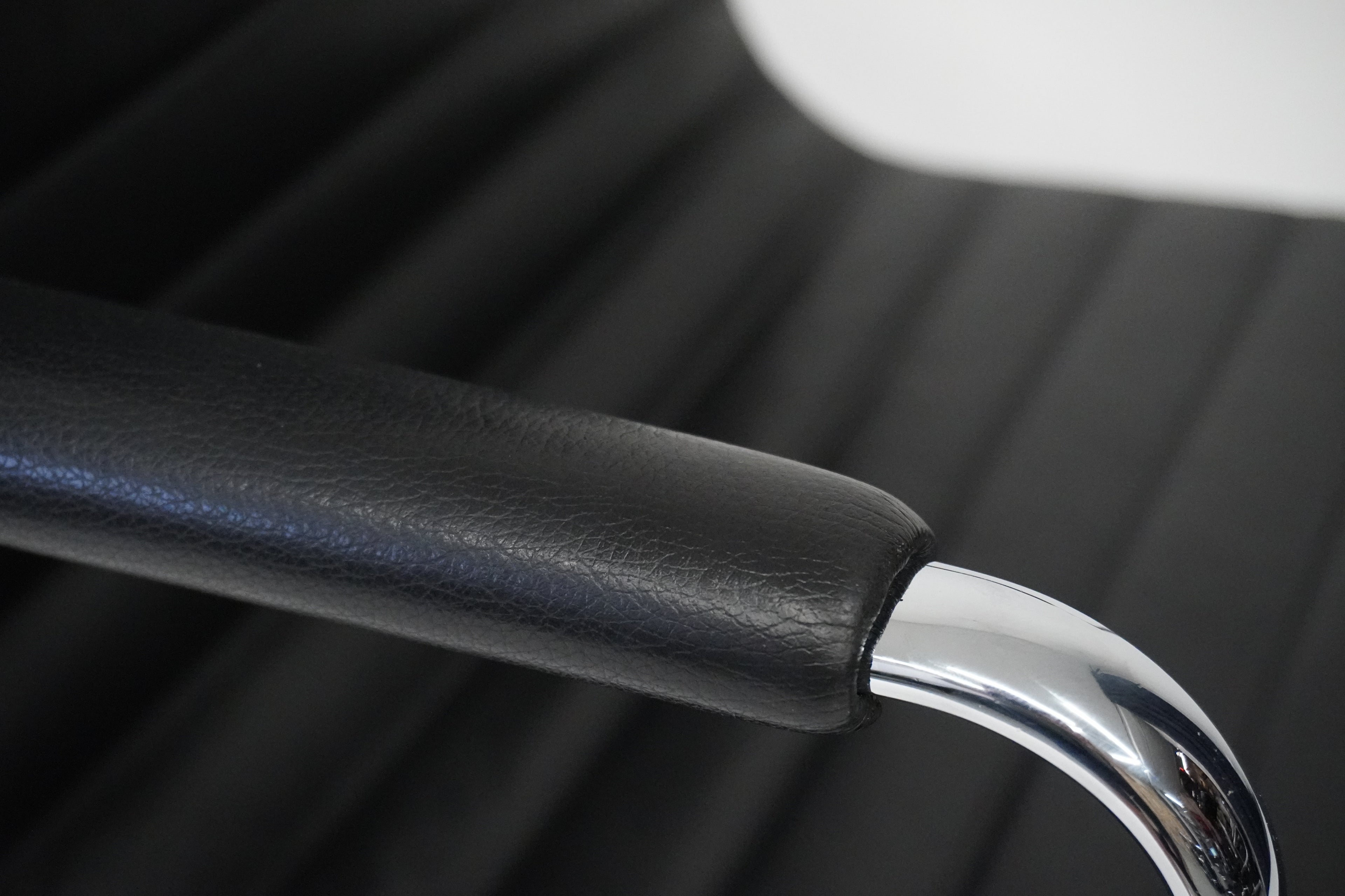 Vitra Eames Alu Chair EA119 mit hohem Rücken Leder nero