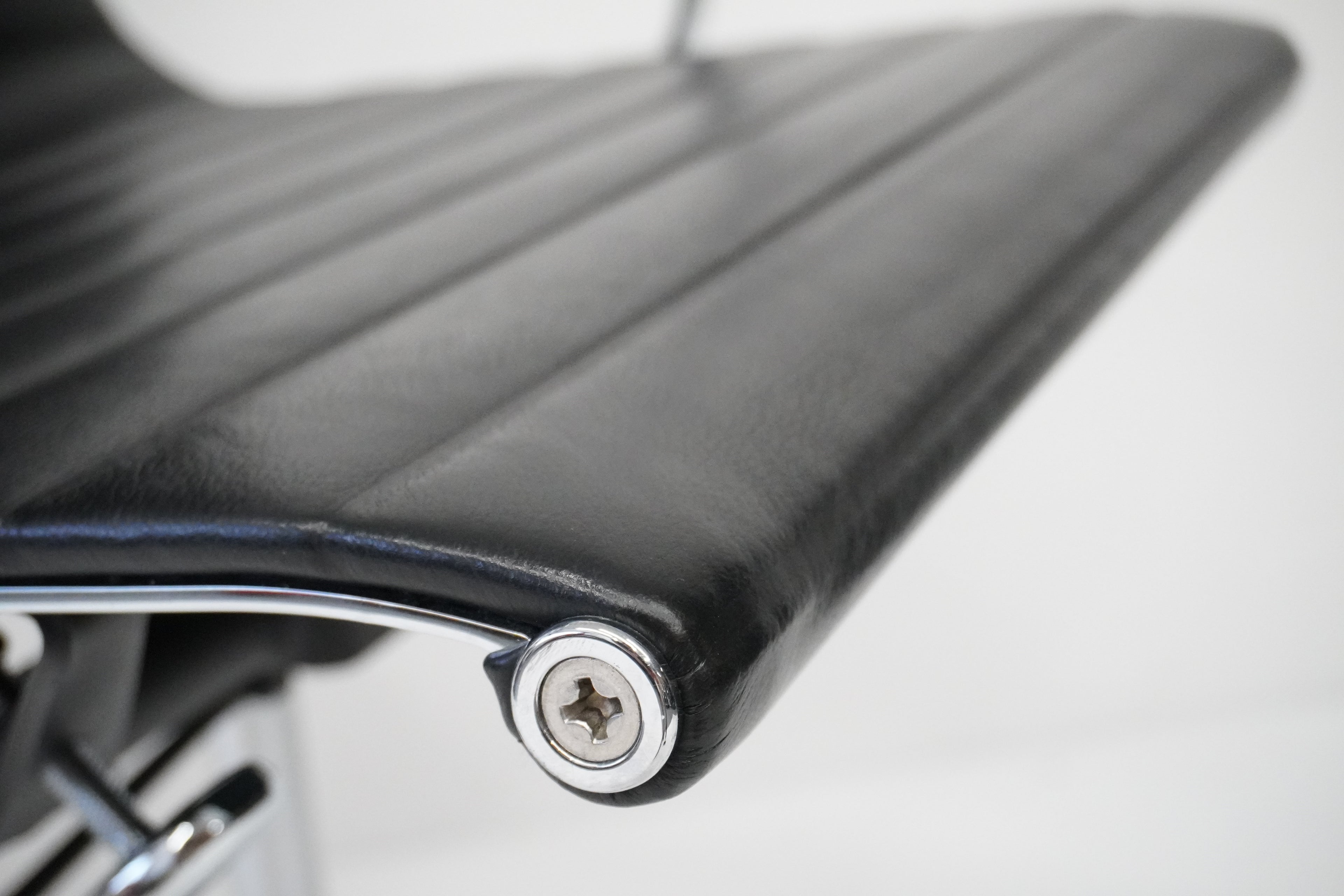 Vitra Eames Alu Chair EA119 mit hohem Rücken Leder nero