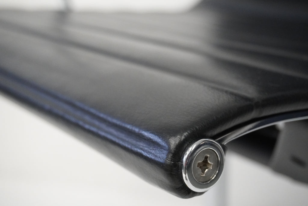 Vitra Eames Alu Chair EA119 mit hohem Rücken Leder nero