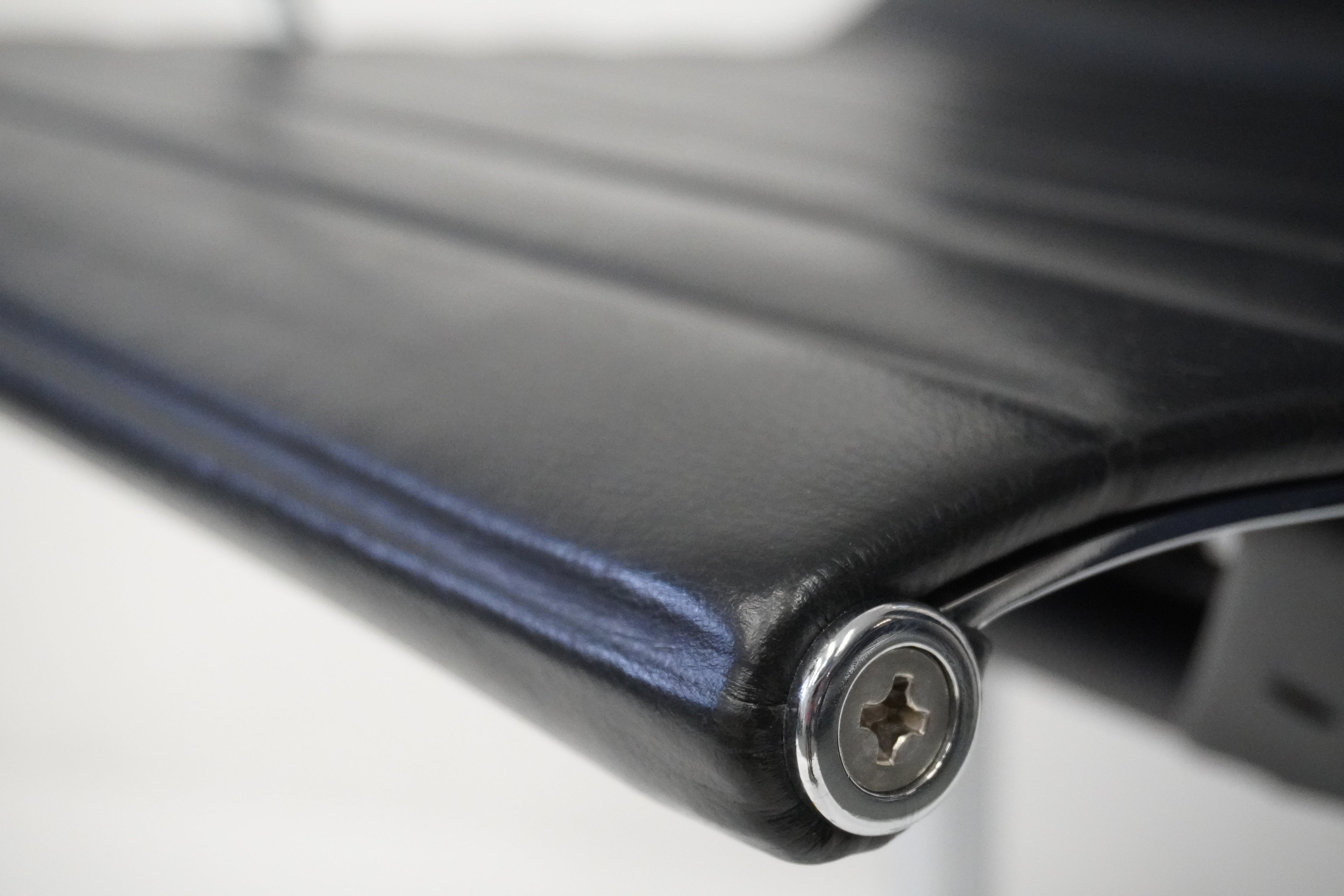 Vitra Eames Alu Chair EA119 mit hohem Rücken Leder nero