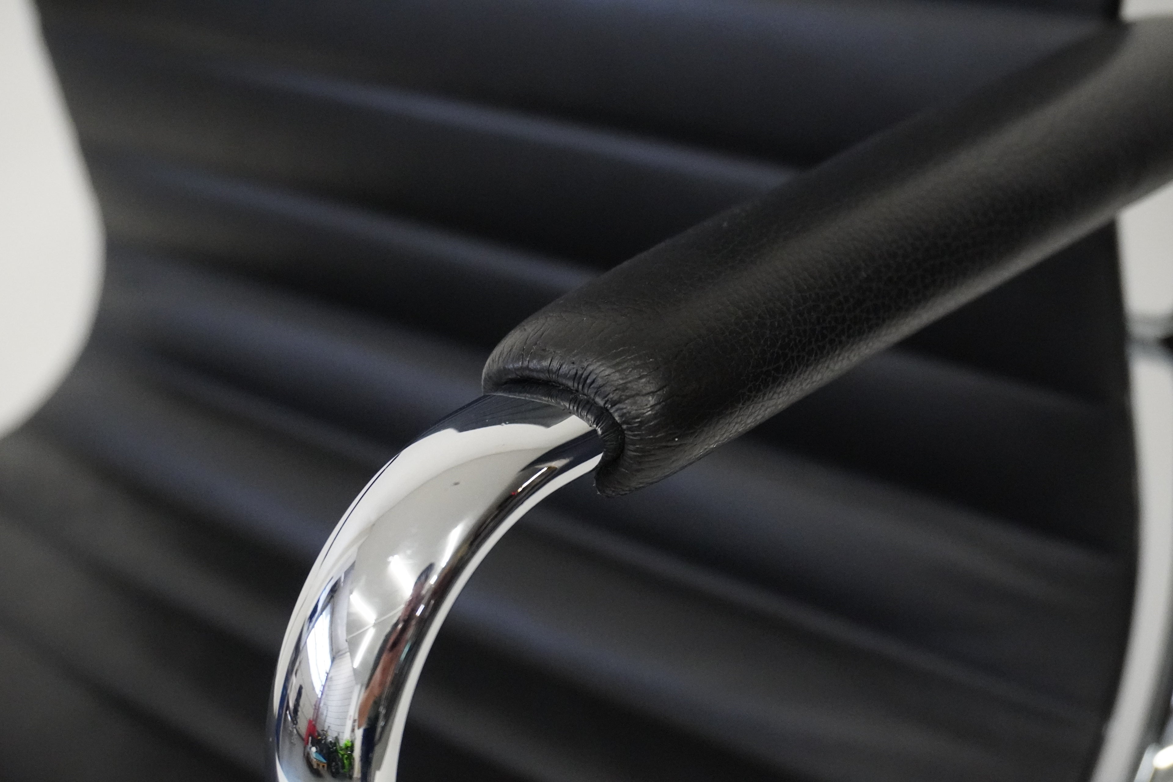 Vitra Eames Alu Chair EA119 mit hohem Rücken Leder nero