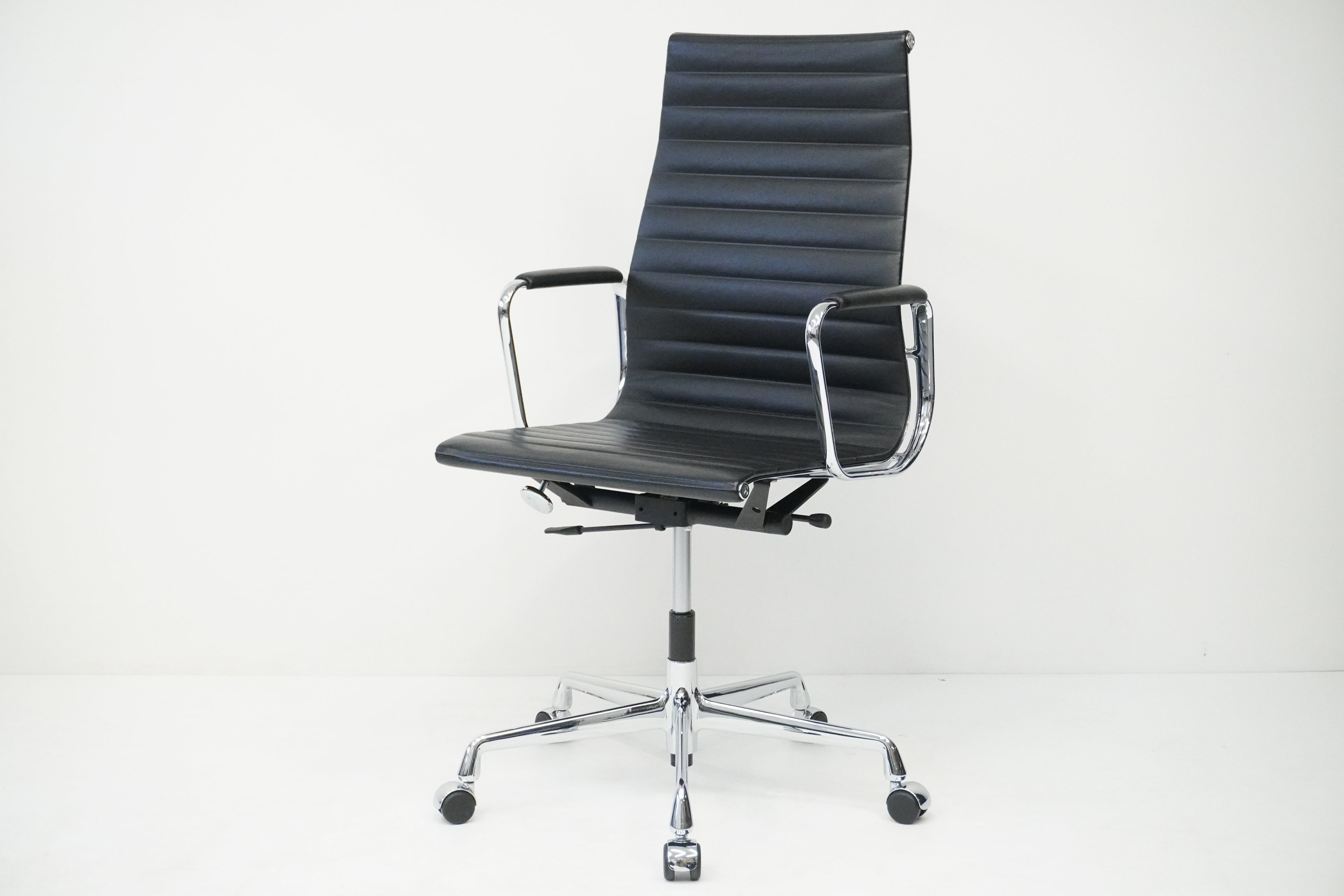 Vitra Eames Alu Chair EA119 mit hohem Rücken Leder nero