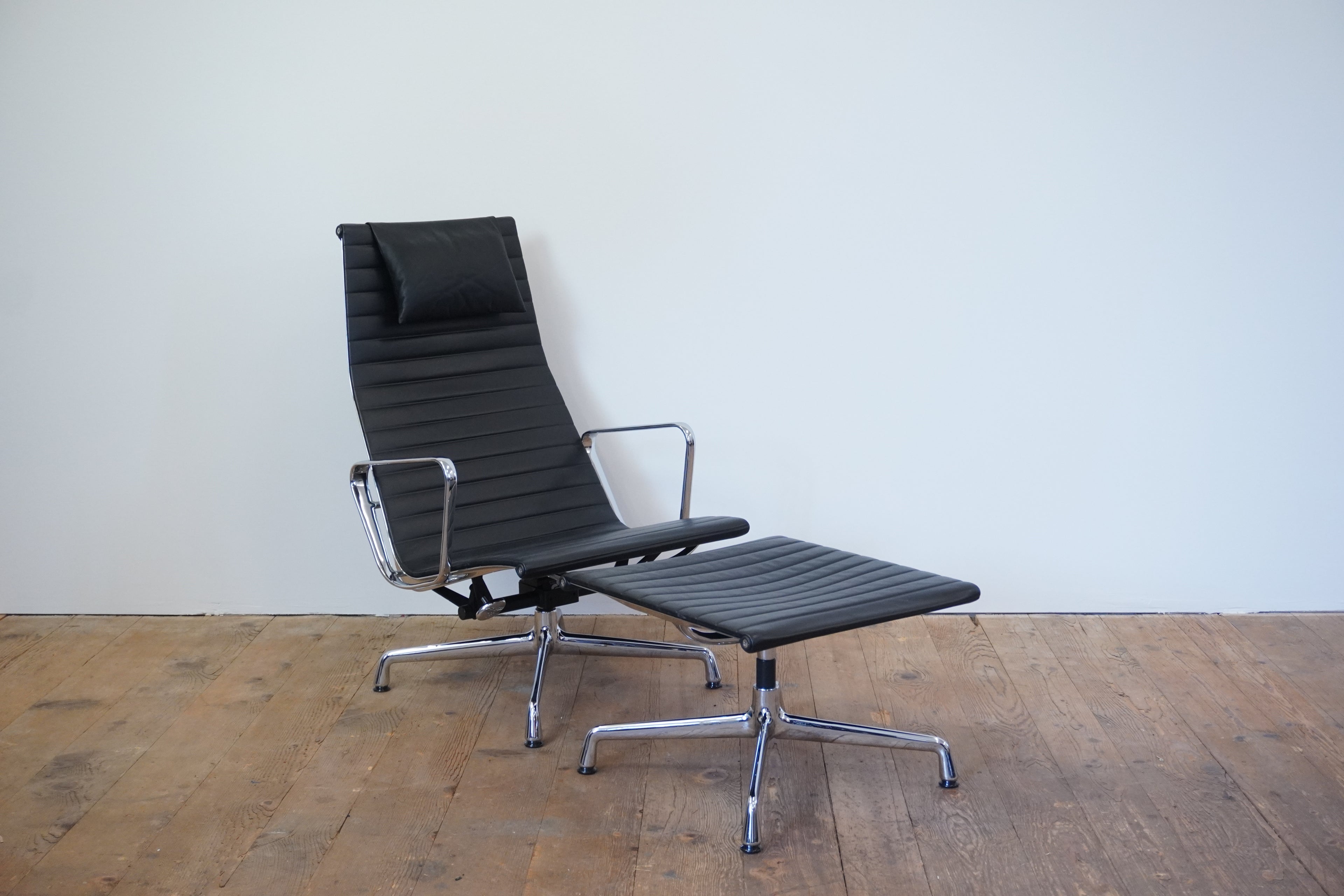 Vitra Eames Aluminium Chair Lounge EA124 & EA125 Leder schwarz