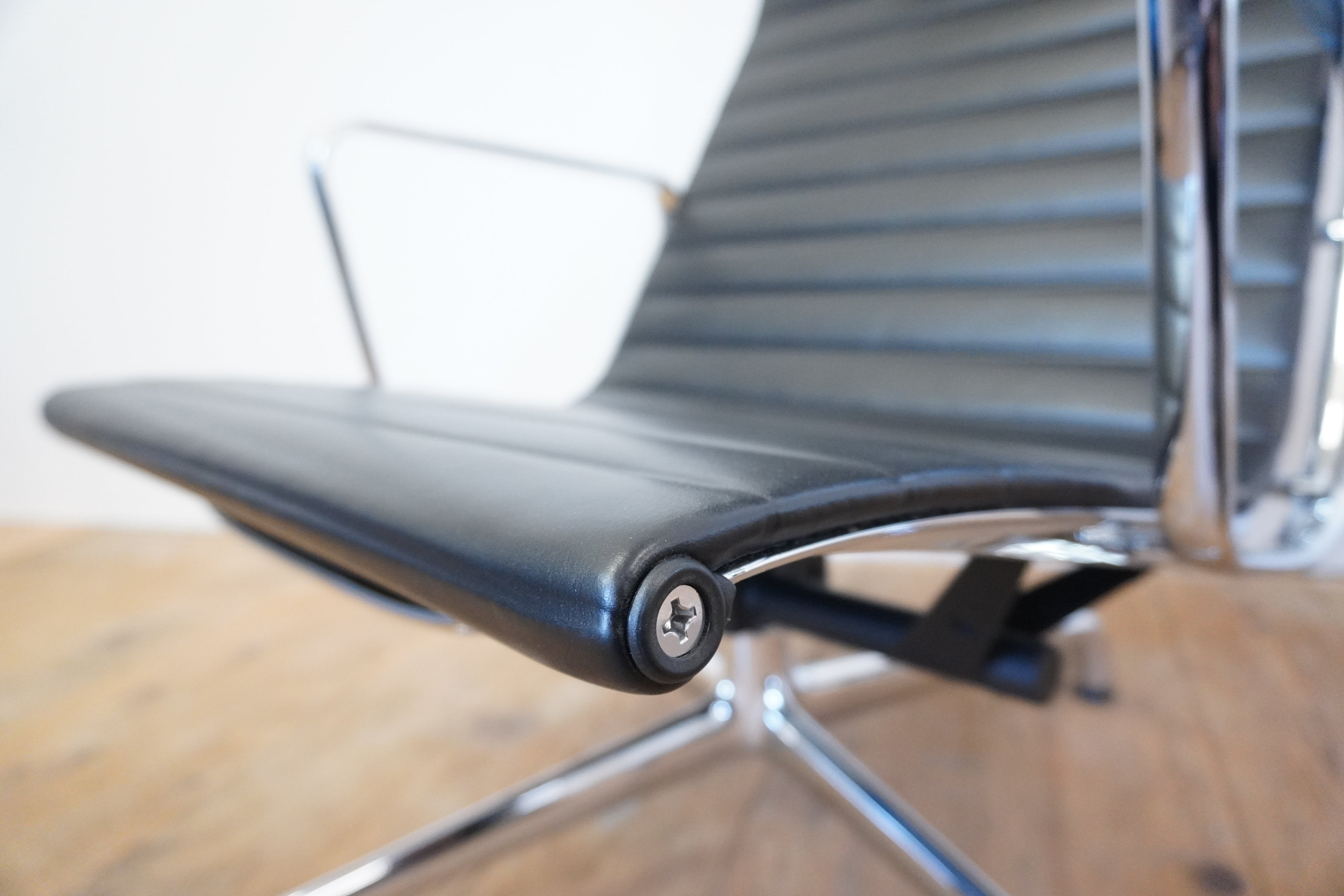 Vitra Eames Aluminium Chair Lounge EA124 & EA125 Leder schwarz