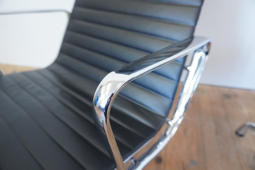 Vitra Eames Aluminium Chair Lounge EA124 & EA125 Leder schwarz