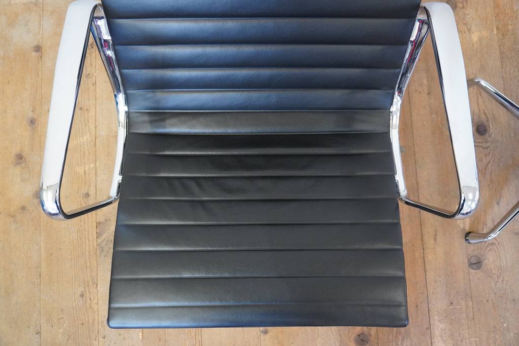 Vitra Eames Aluminium Chair Lounge EA124 & EA125 Leder schwarz