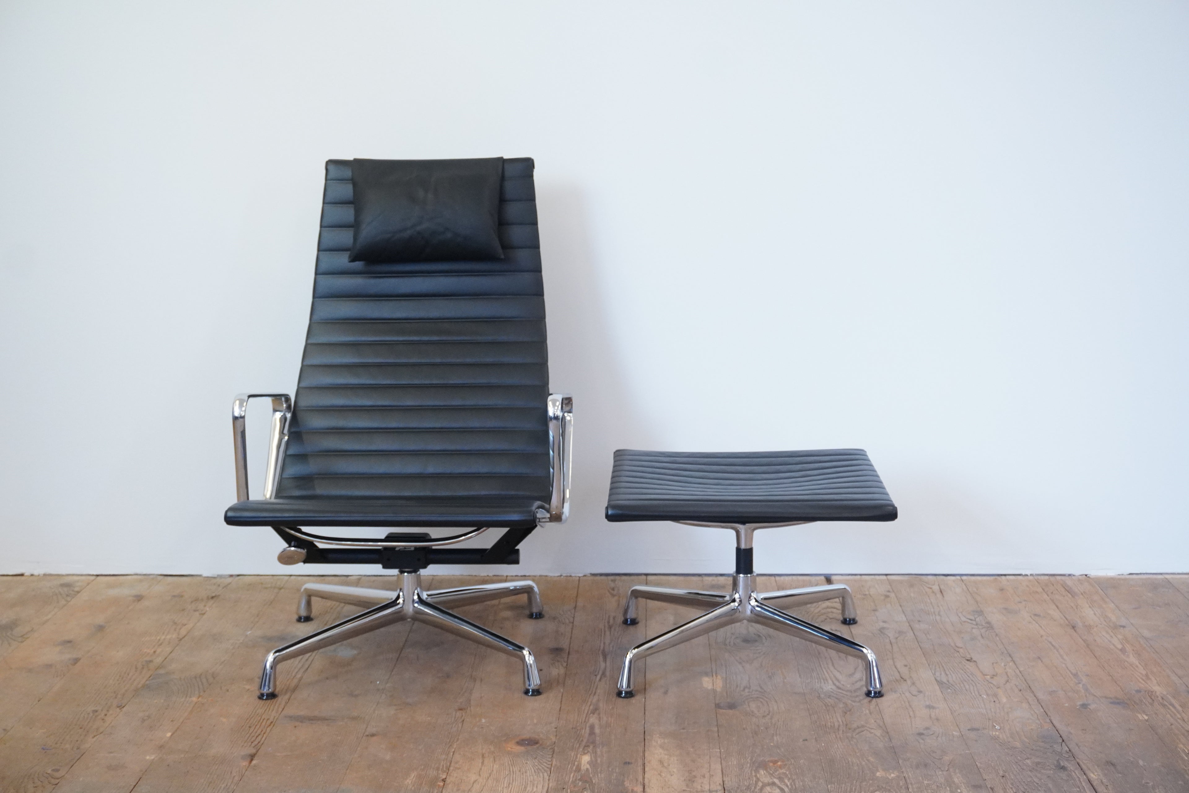 Vitra Eames Aluminium Chair Lounge EA124 & EA125 Leder schwarz