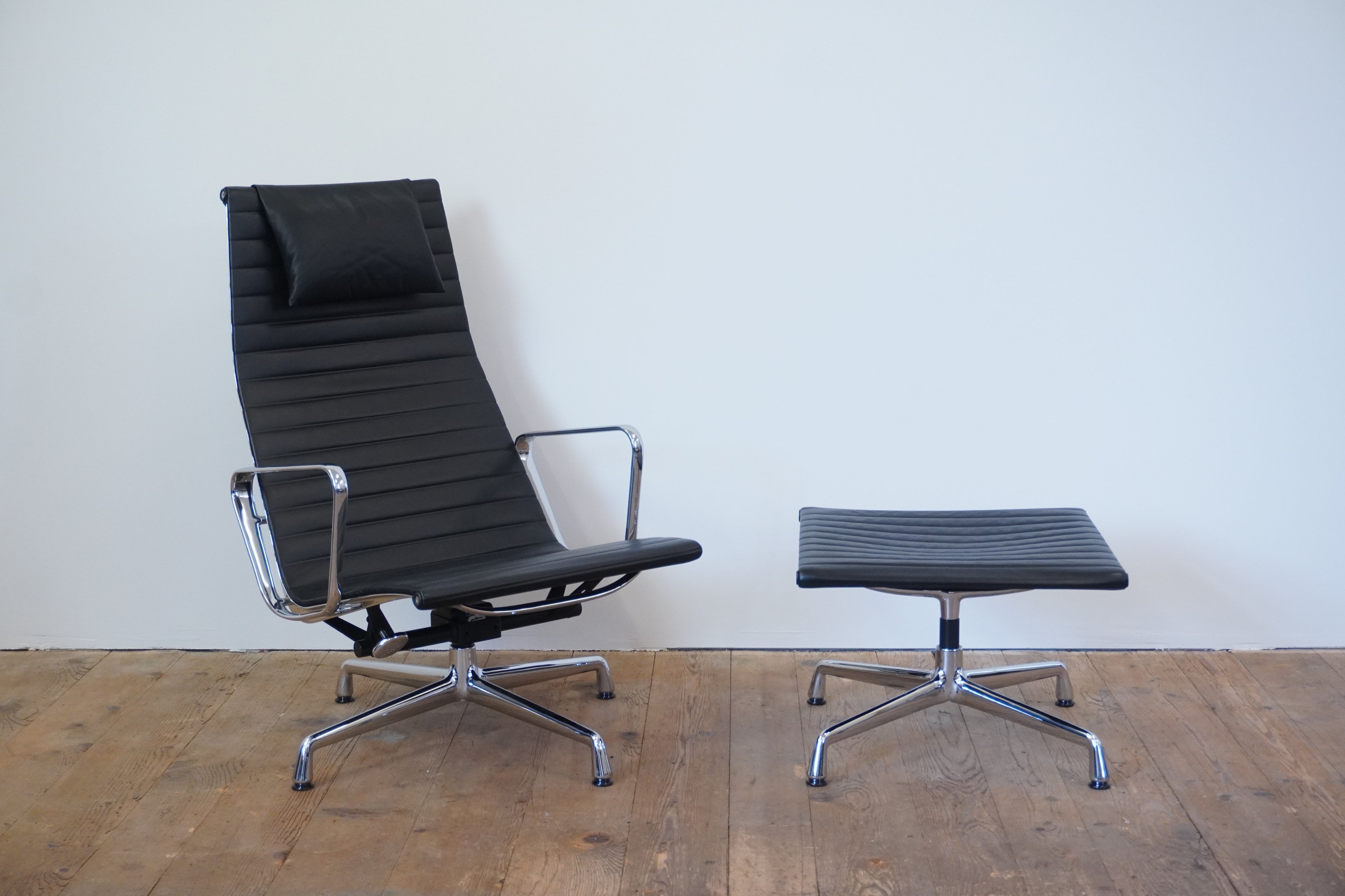 Vitra Eames Aluminium Chair Lounge EA124 & EA125 Leder schwarz
