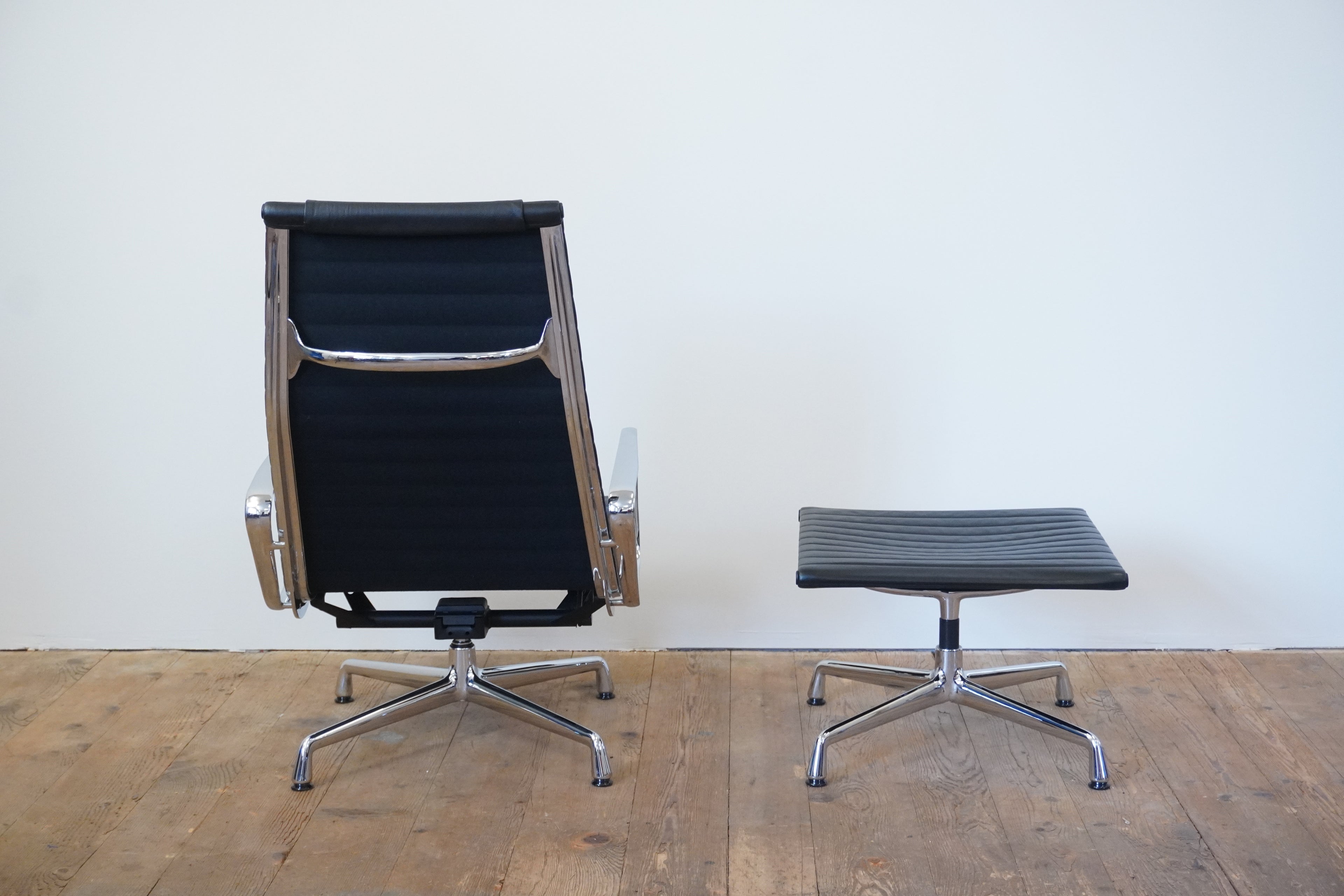 Vitra Eames Aluminium Chair Lounge EA124 & EA125 Leder schwarz