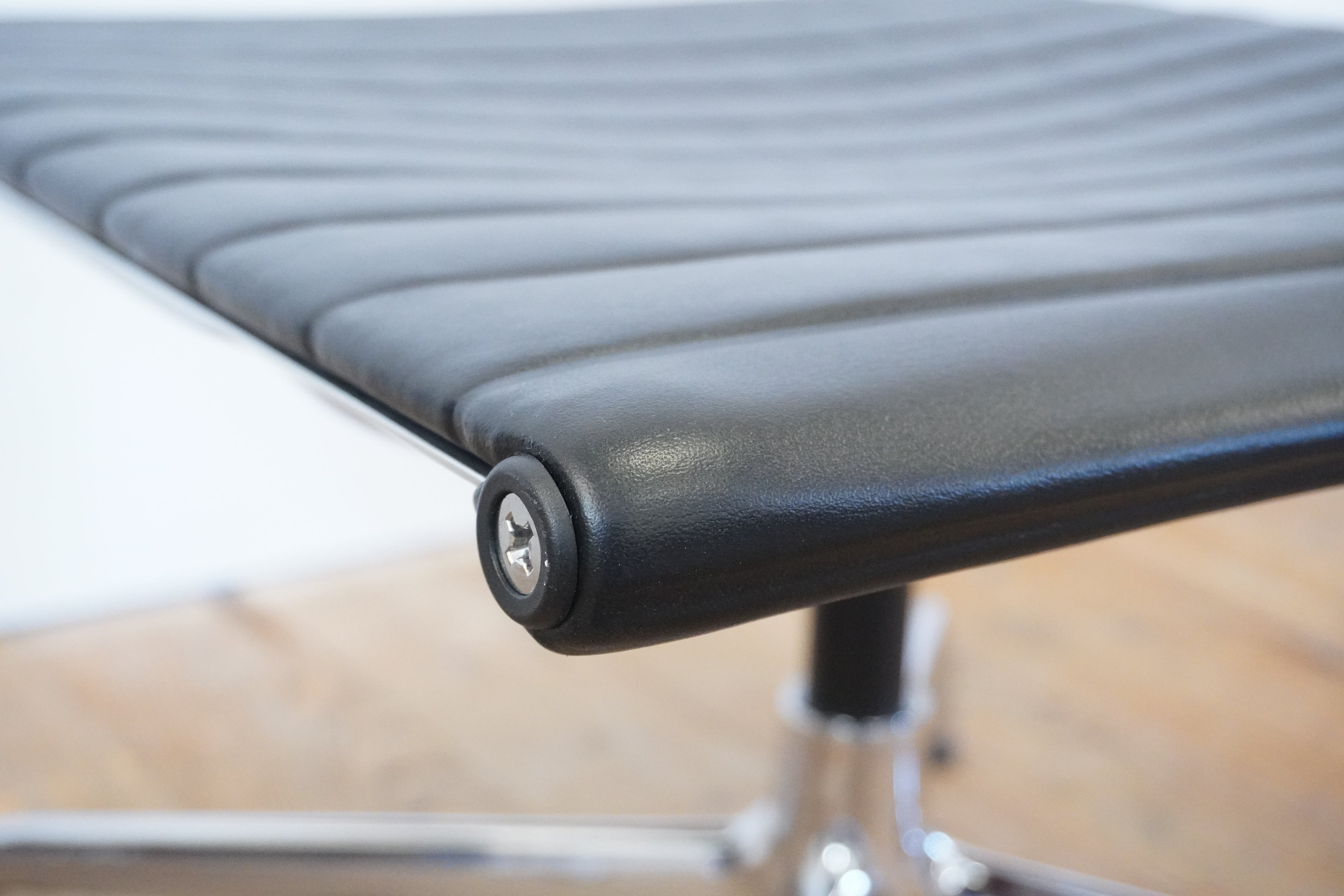 Vitra Eames Aluminium Chair Lounge EA124 & EA125 Leder schwarz