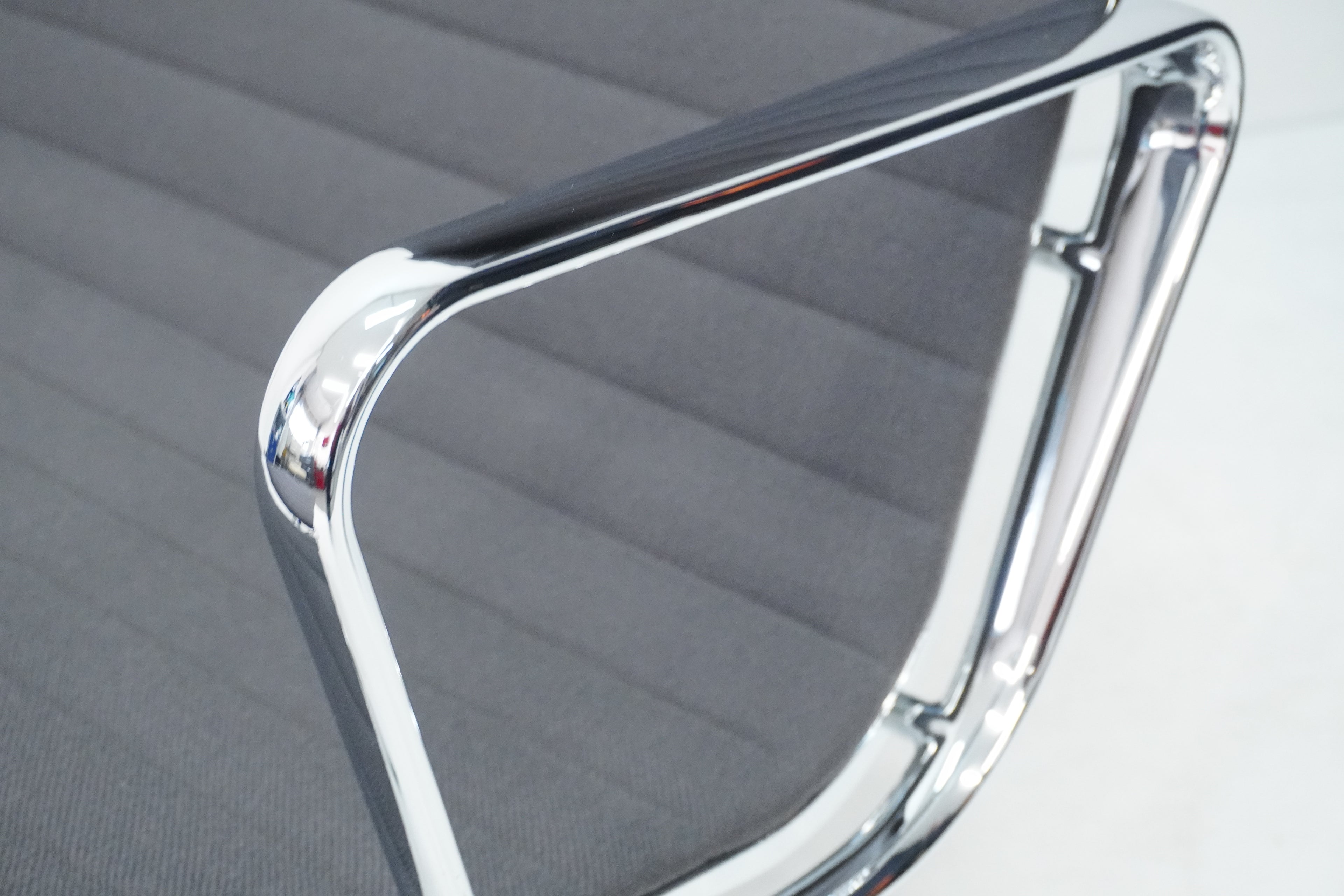 Vitra Eames Aluminium Chair Lounge EA124 & EA125 Hopsak grau