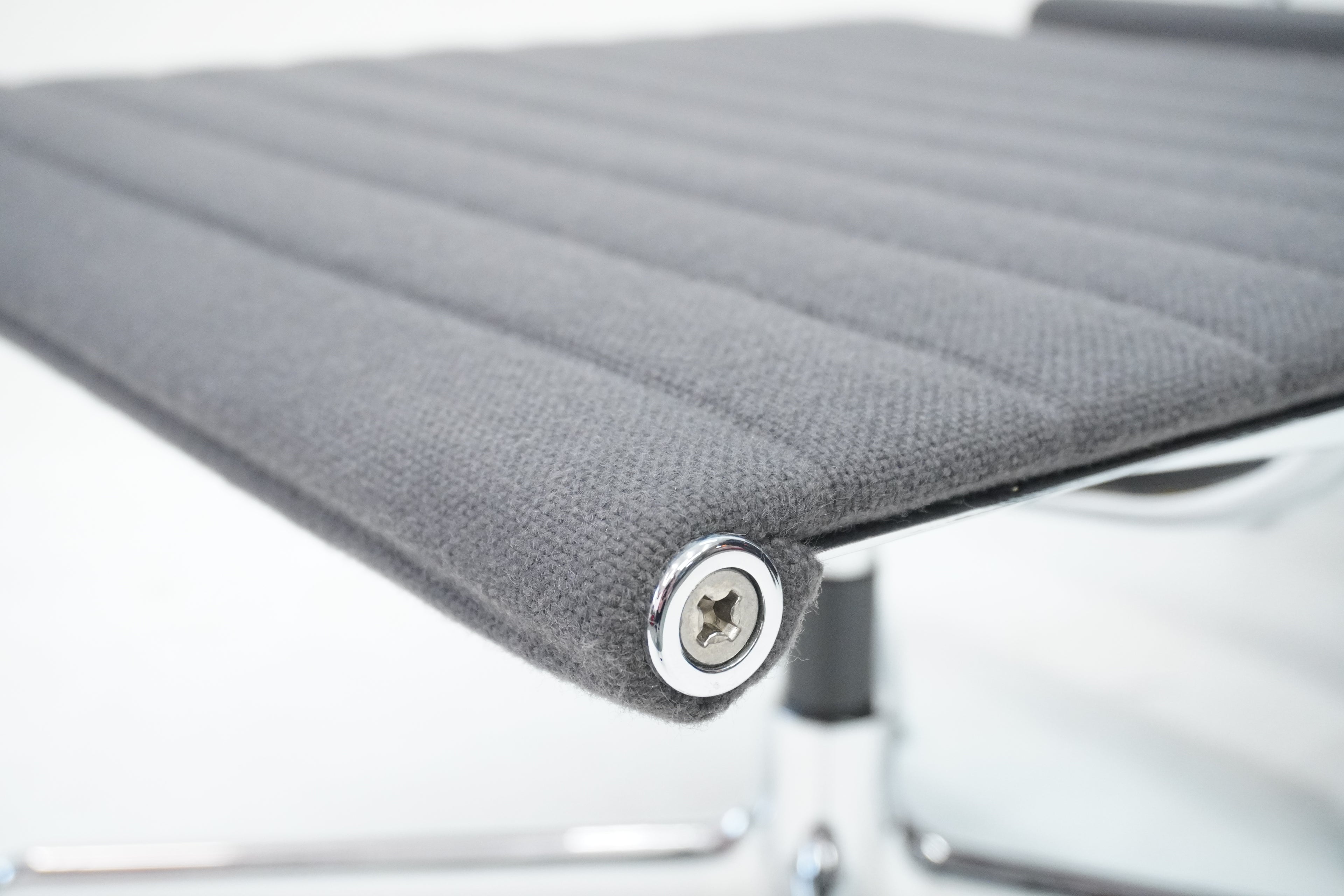 Vitra Eames Aluminium Chair Lounge EA124 & EA125 Hopsak grau