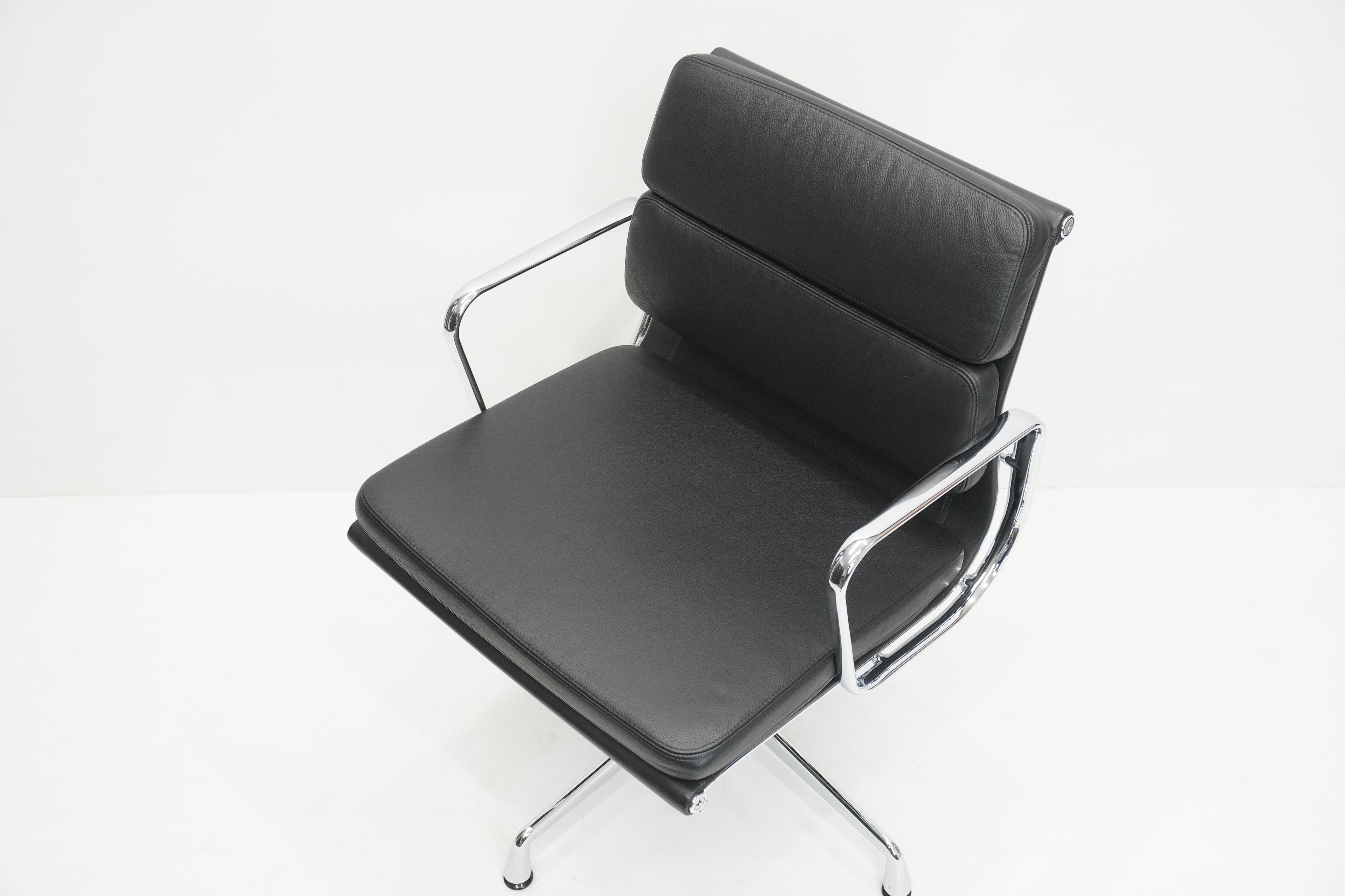 Vitra Eames Soft Pad EA208 Leder nero