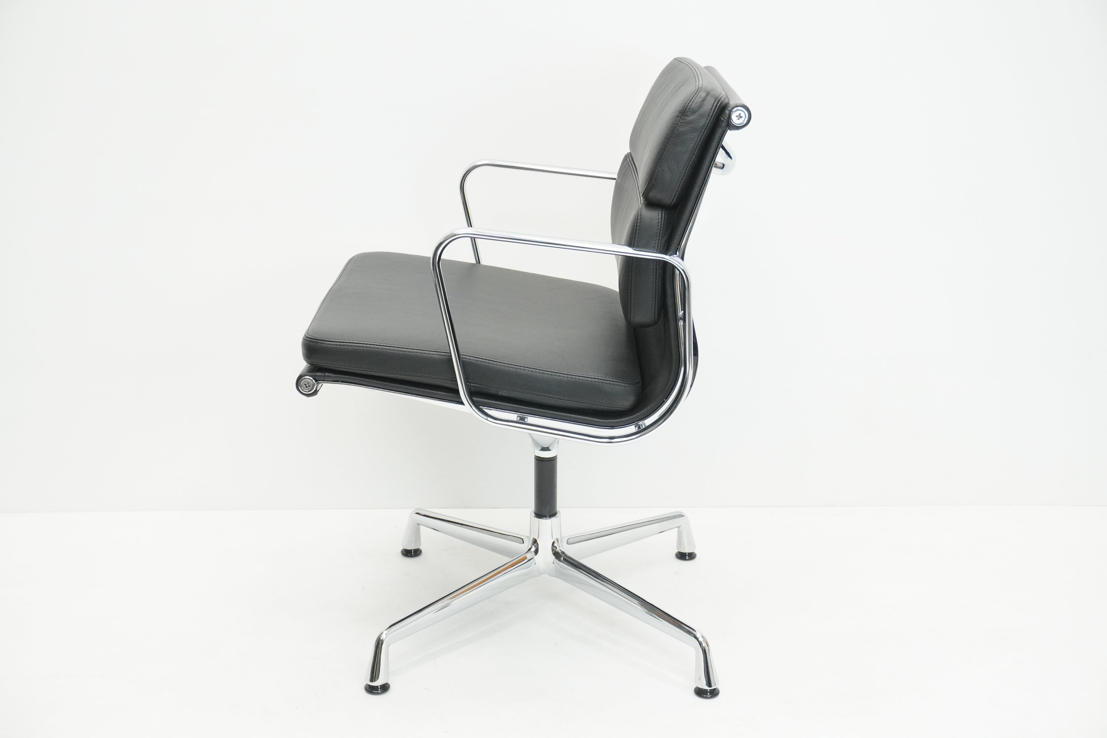 Vitra Eames Soft Pad EA208 Leder nero