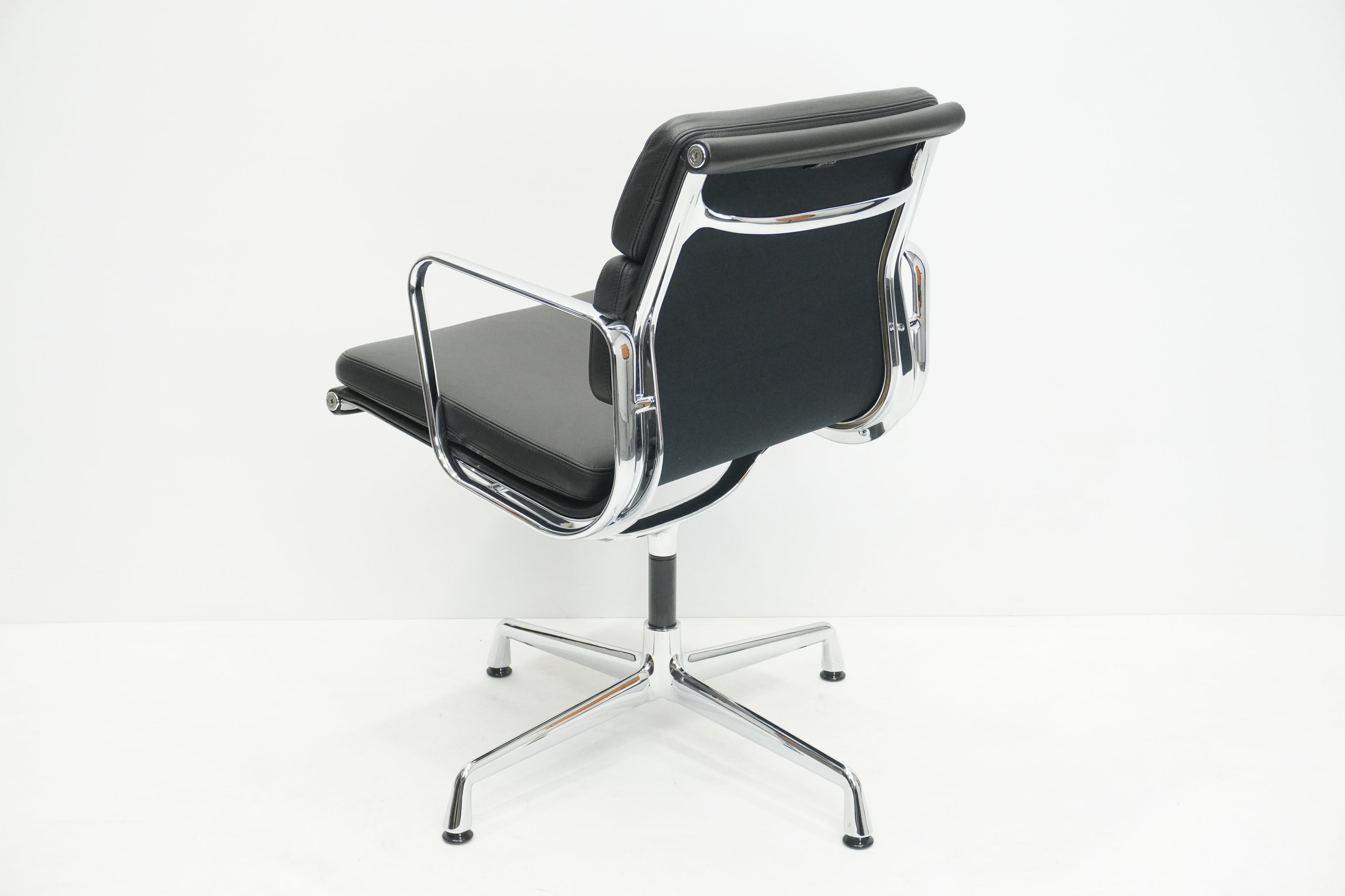 Vitra Eames Soft Pad EA208 Leder nero