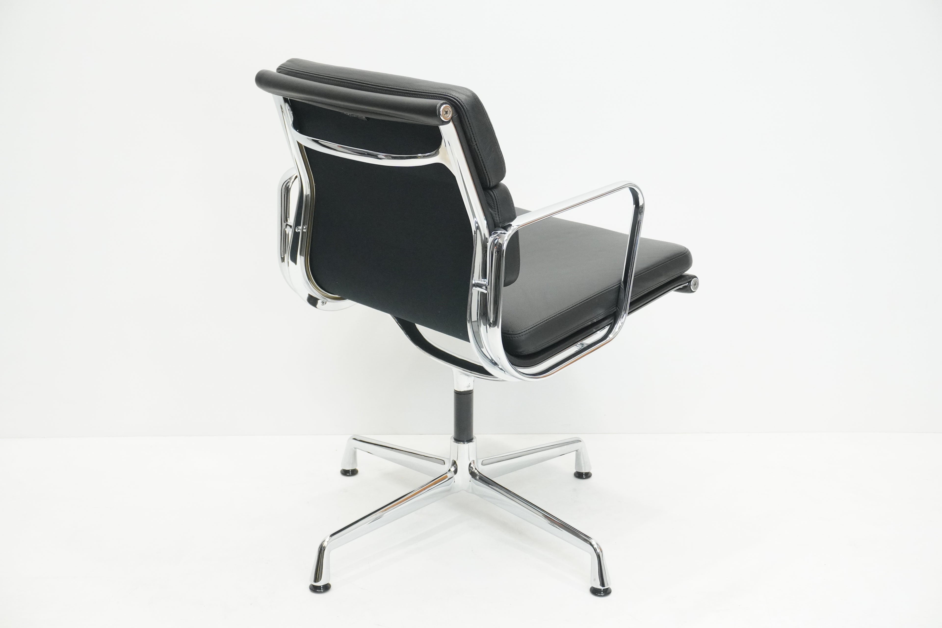Vitra Eames Soft Pad EA208 Leder nero