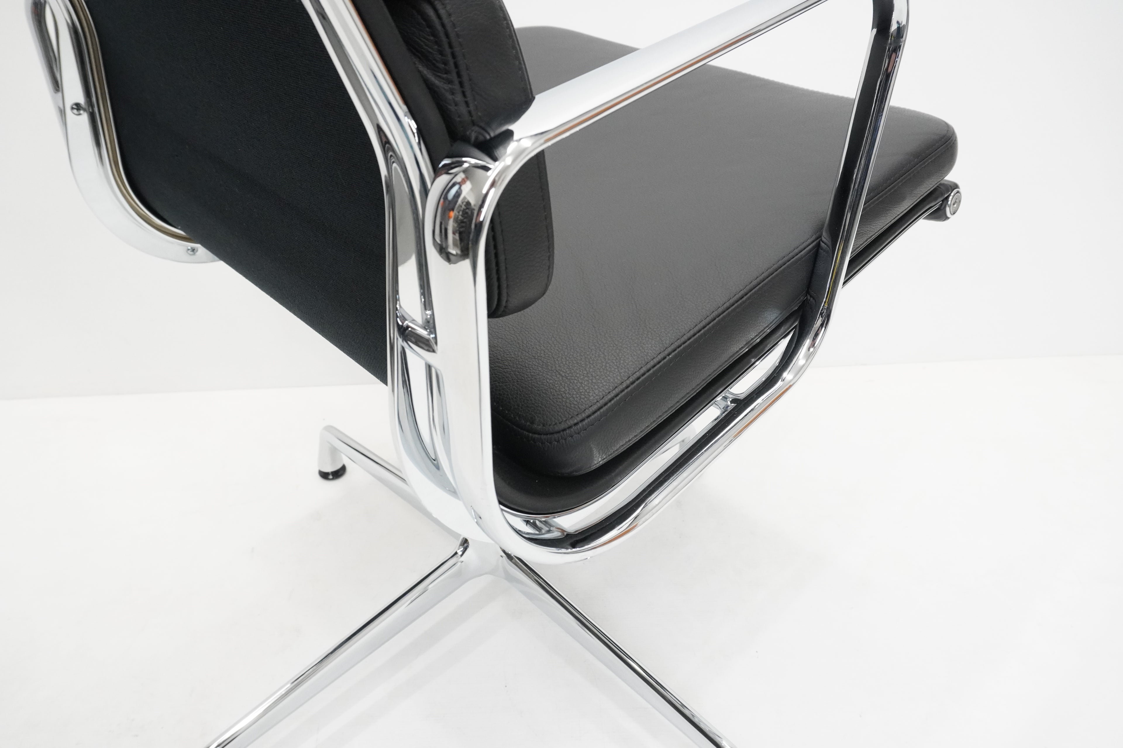 Vitra Eames Soft Pad EA208 Leder nero