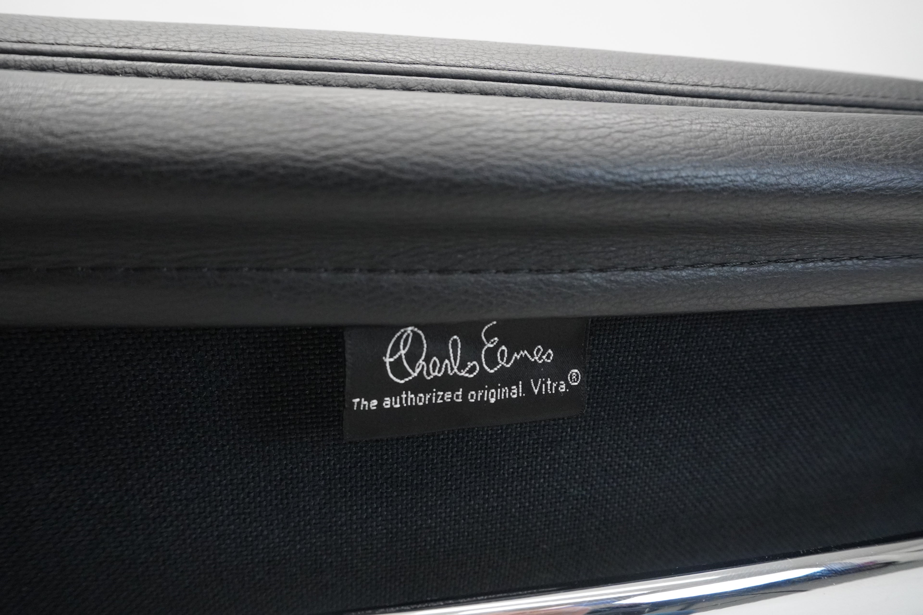 Vitra Eames Soft Pad EA208 Leder nero