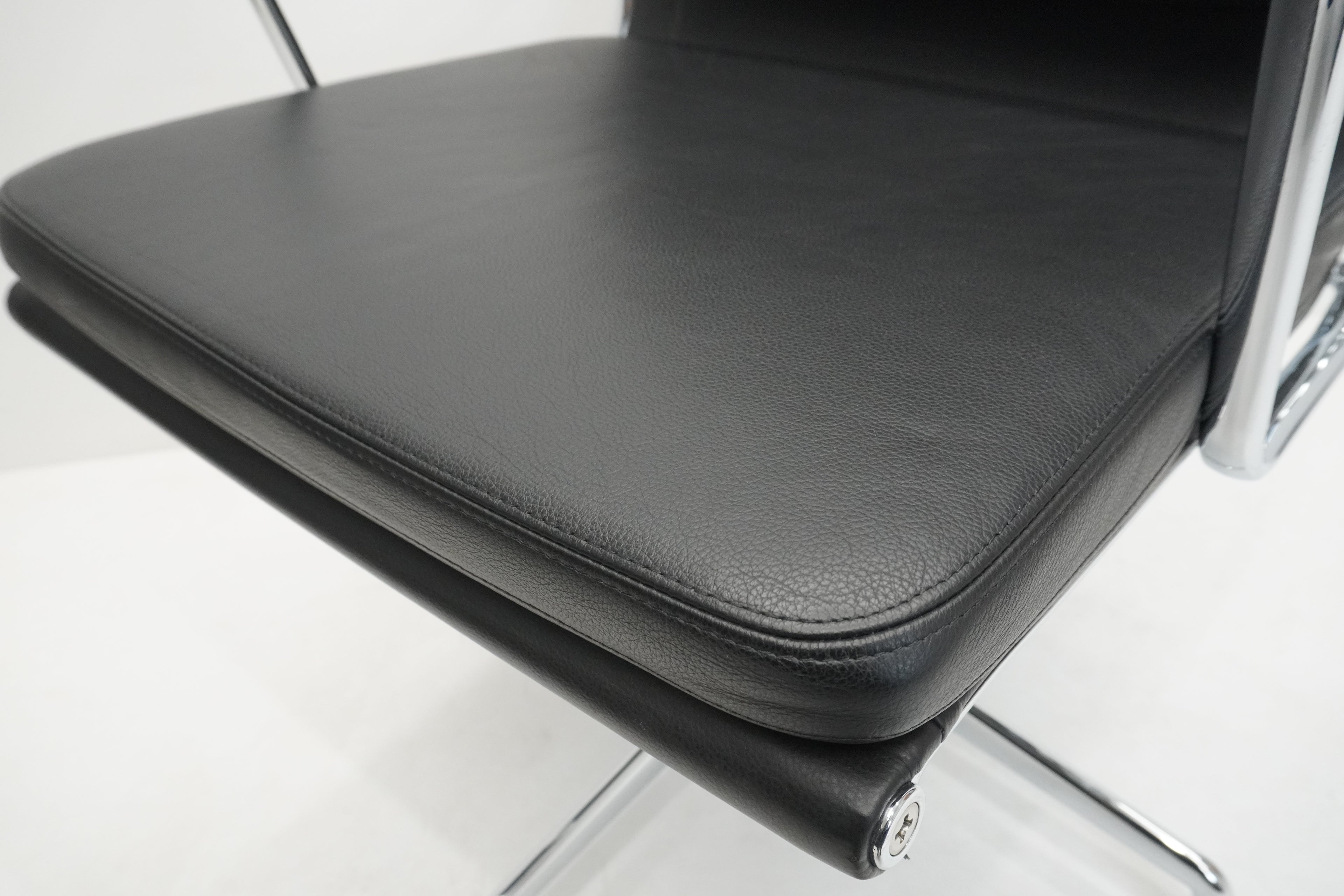 Vitra Eames Soft Pad EA208 Leder nero