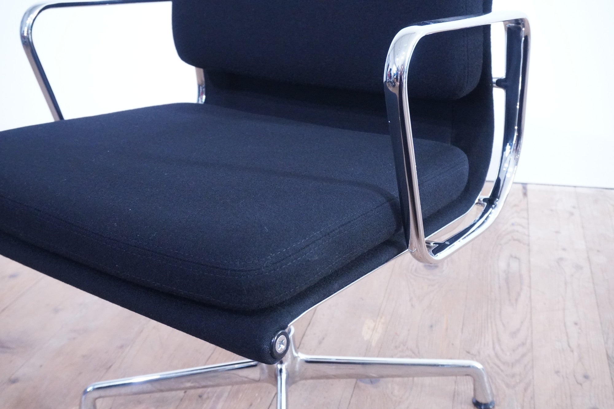 Vitra Eames Alu Chair EA208 Stoff schwarz