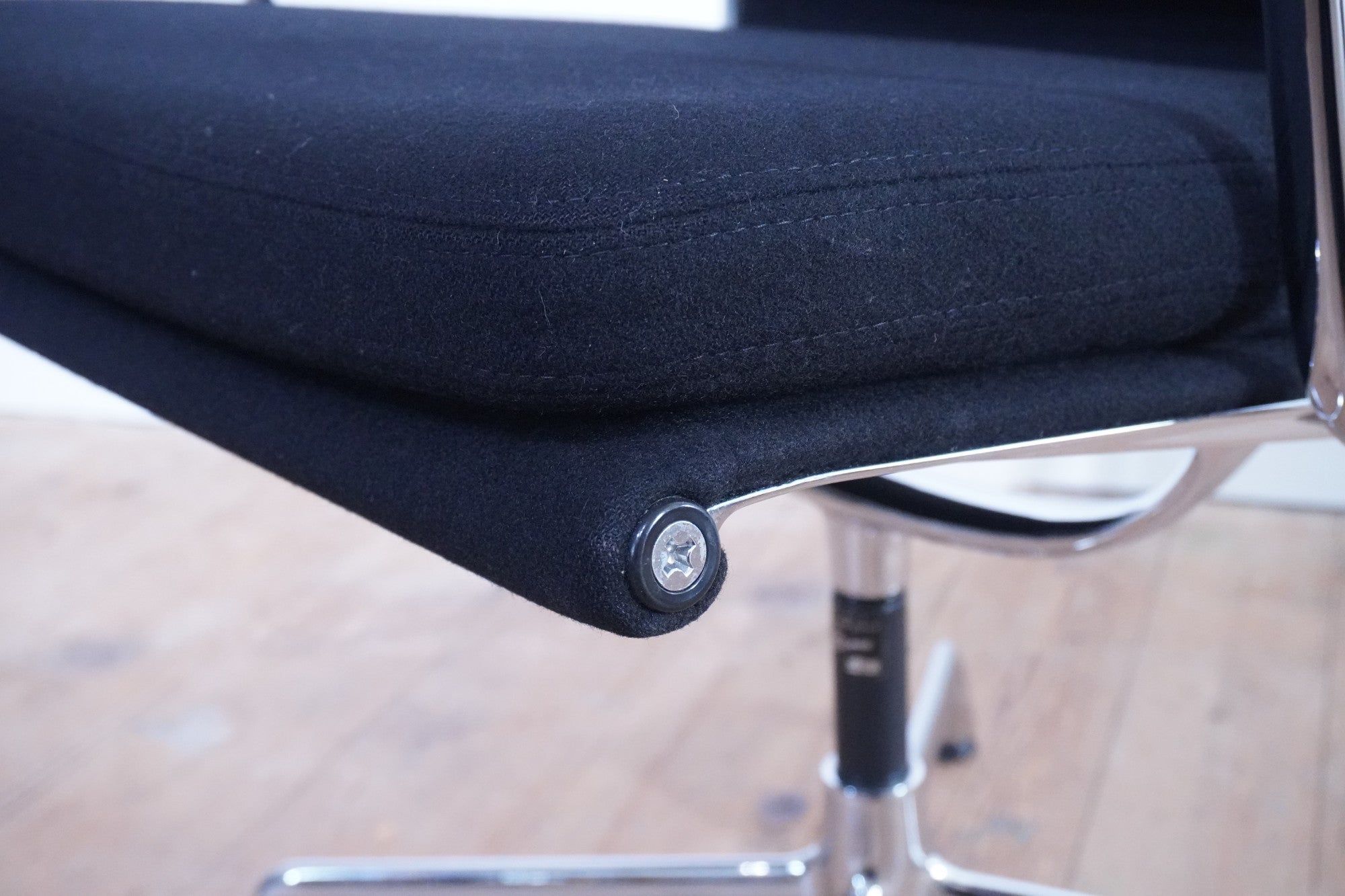 Vitra Eames Alu Chair EA208 Stoff schwarz