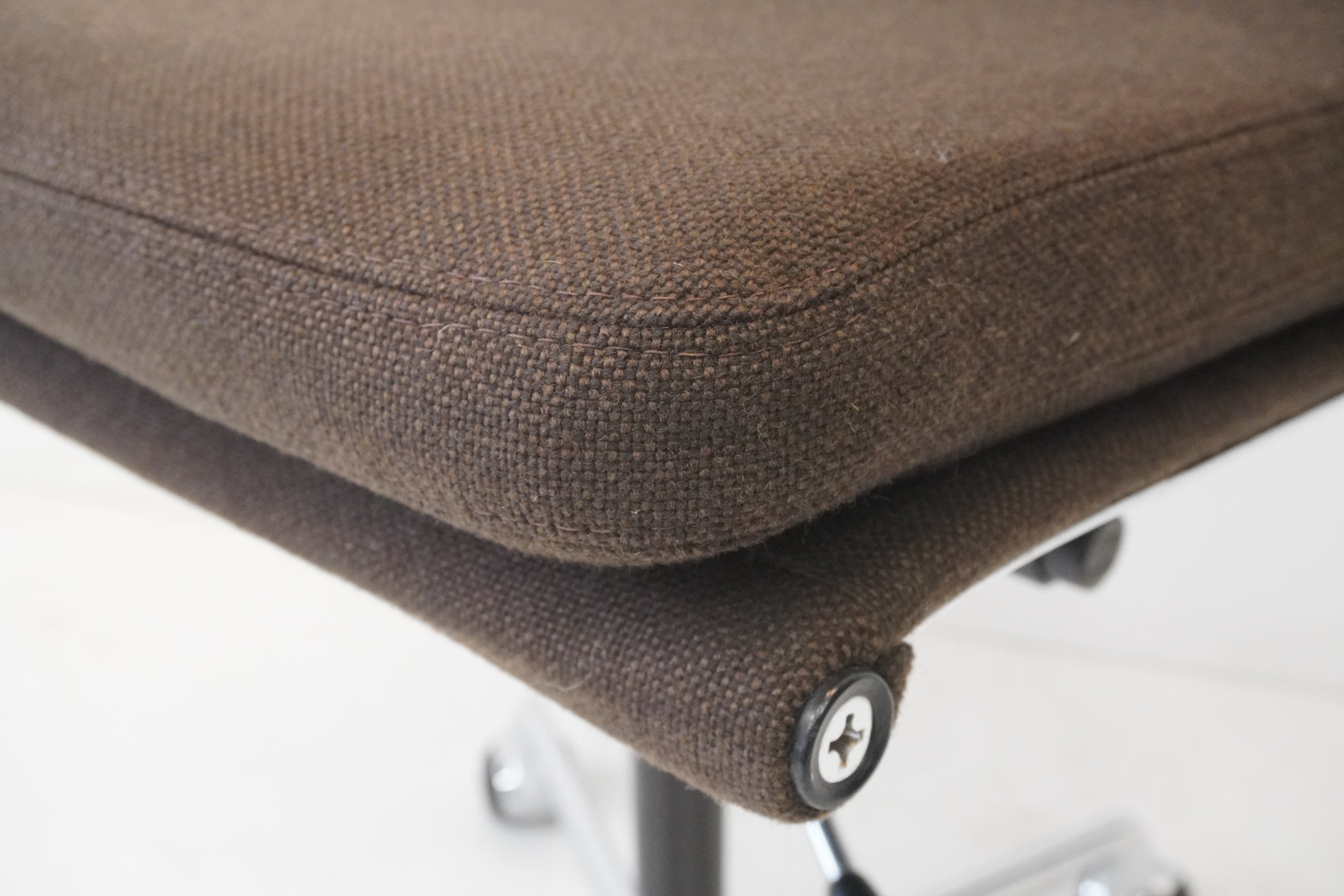 Vitra Eames Alu Chair EA217 Hopsak braun