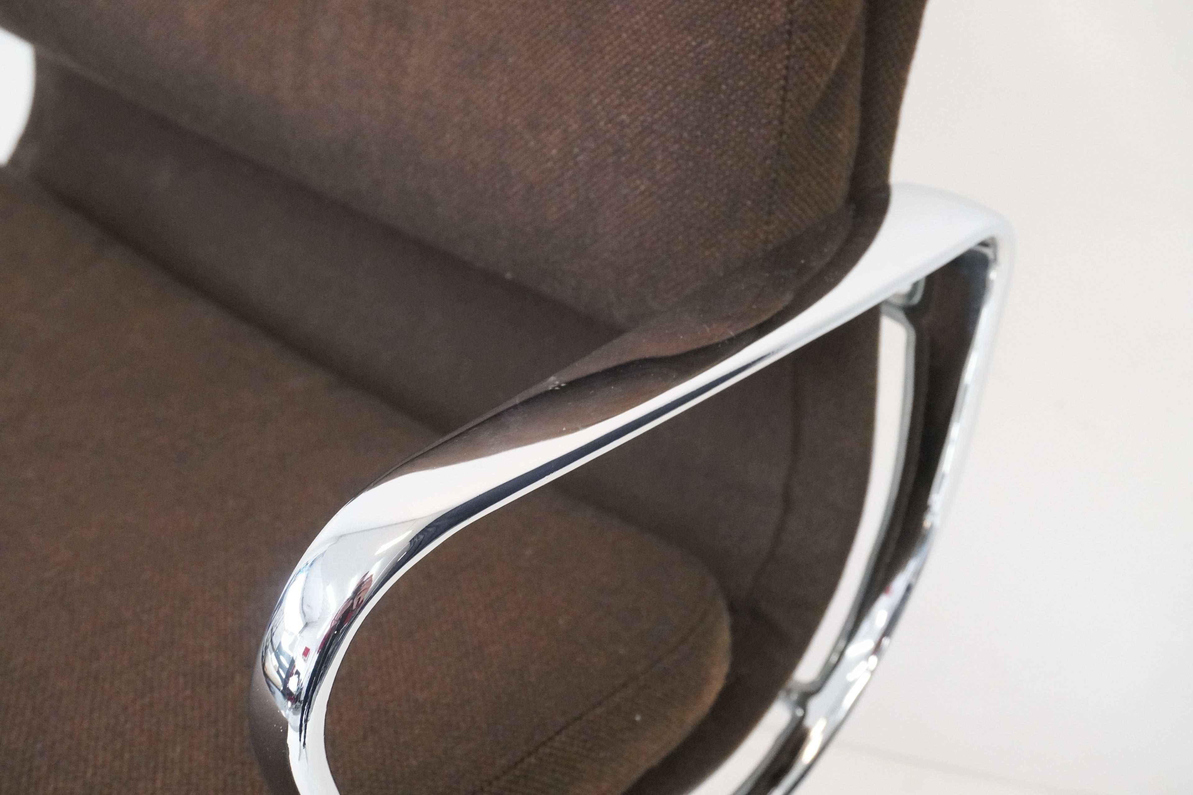 Vitra Eames Alu Chair EA217 Hopsak braun