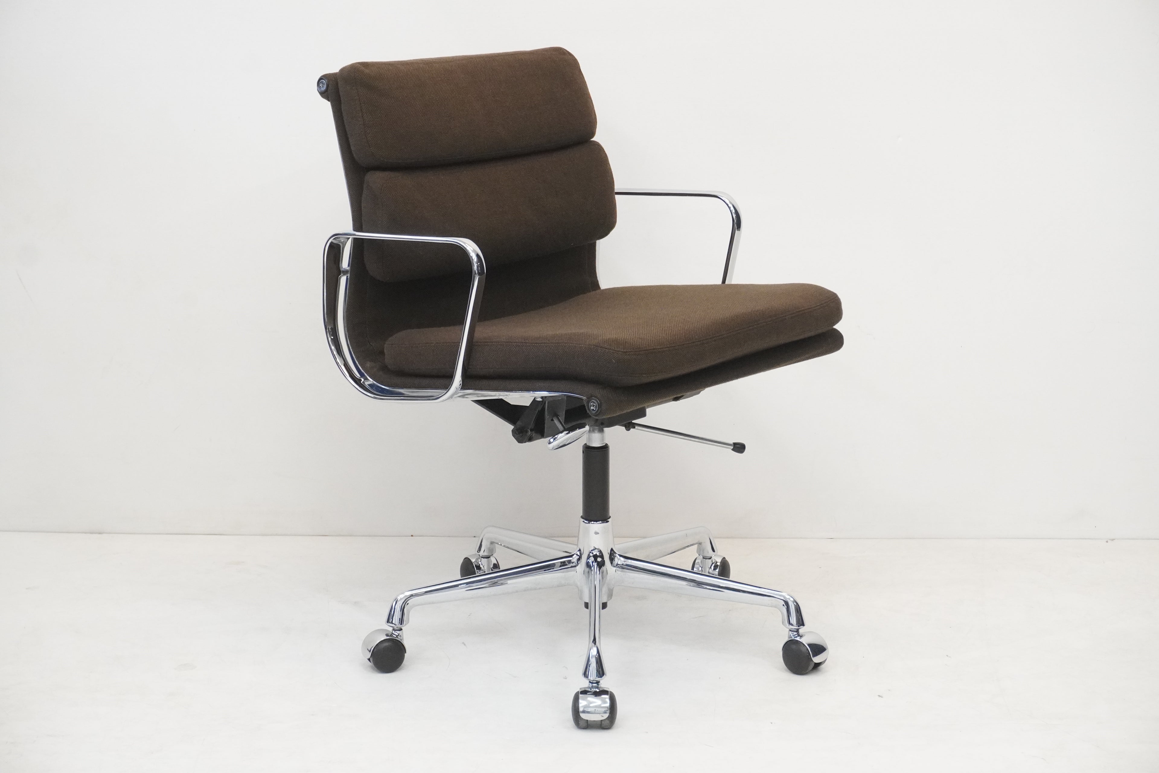 Vitra Eames Alu Chair EA217 Hopsak braun