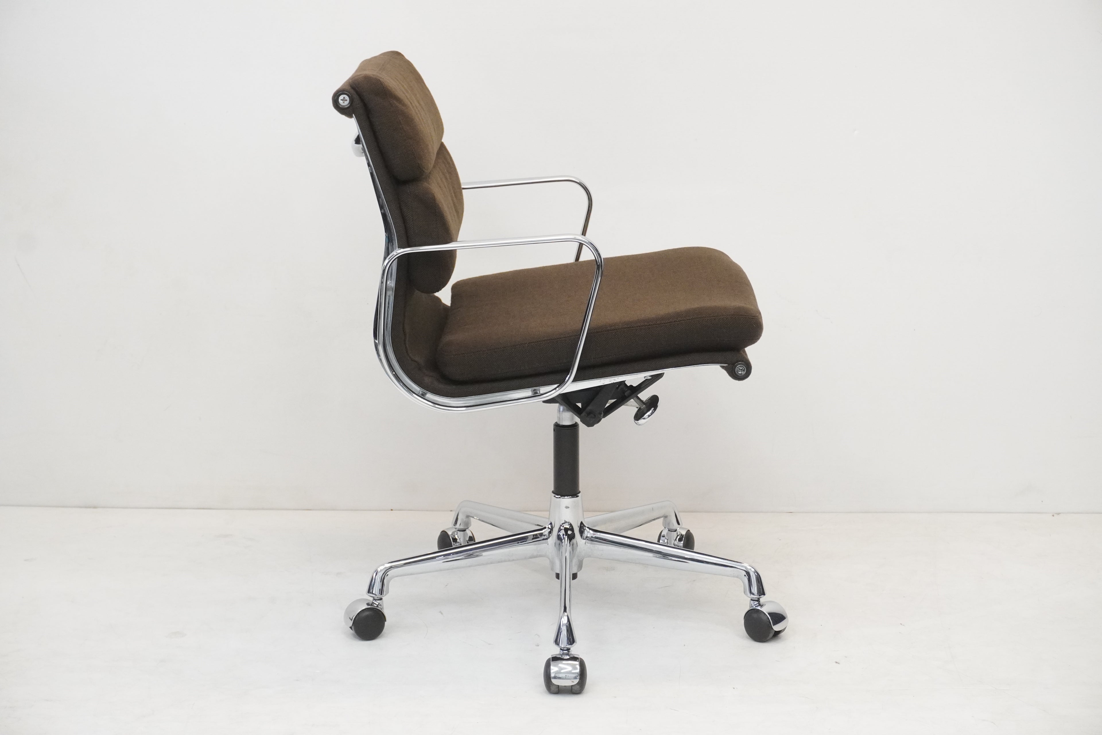 Vitra Eames Alu Chair EA217 Hopsak braun