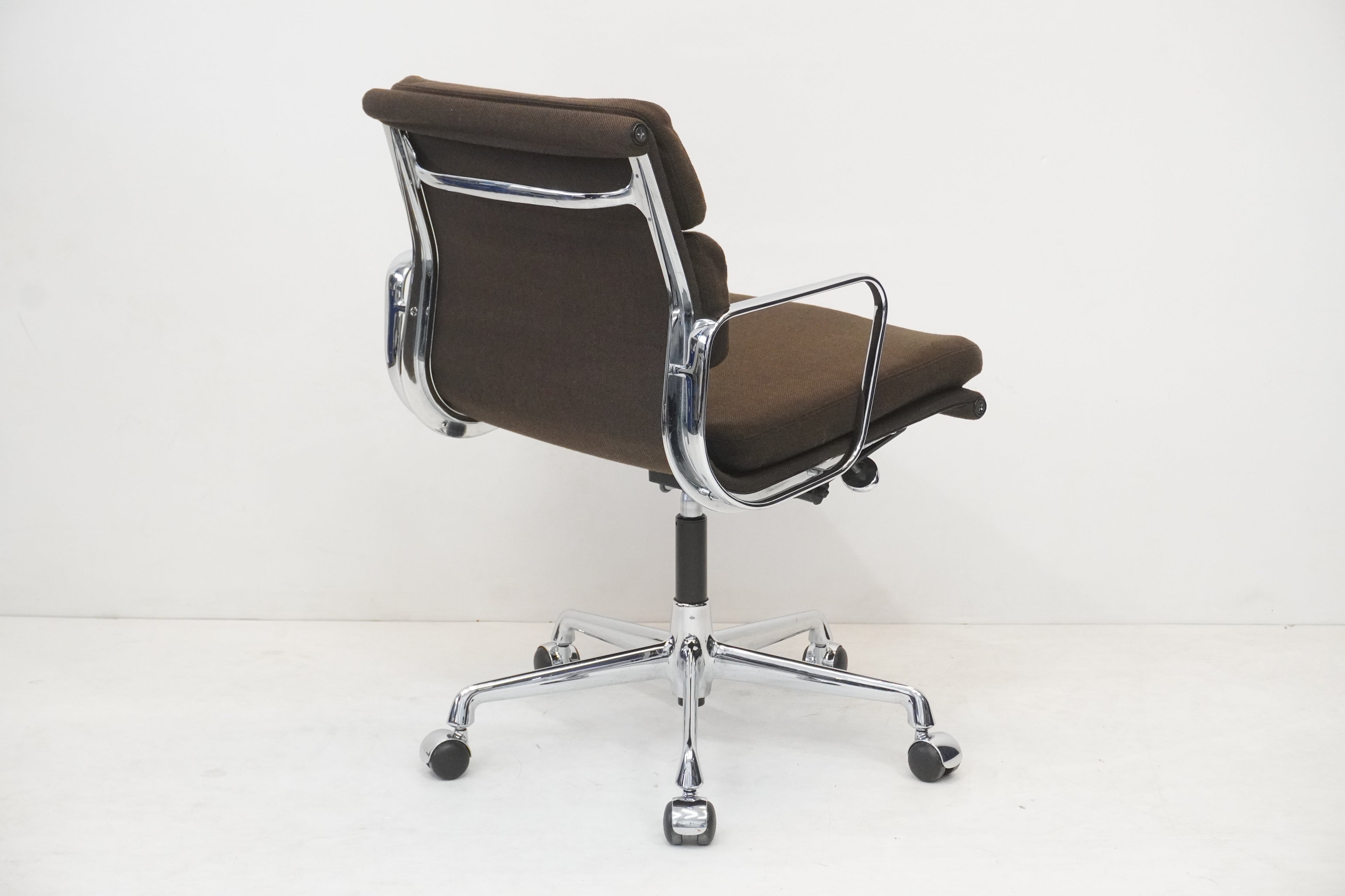 Vitra Eames Alu Chair EA217 Hopsak braun