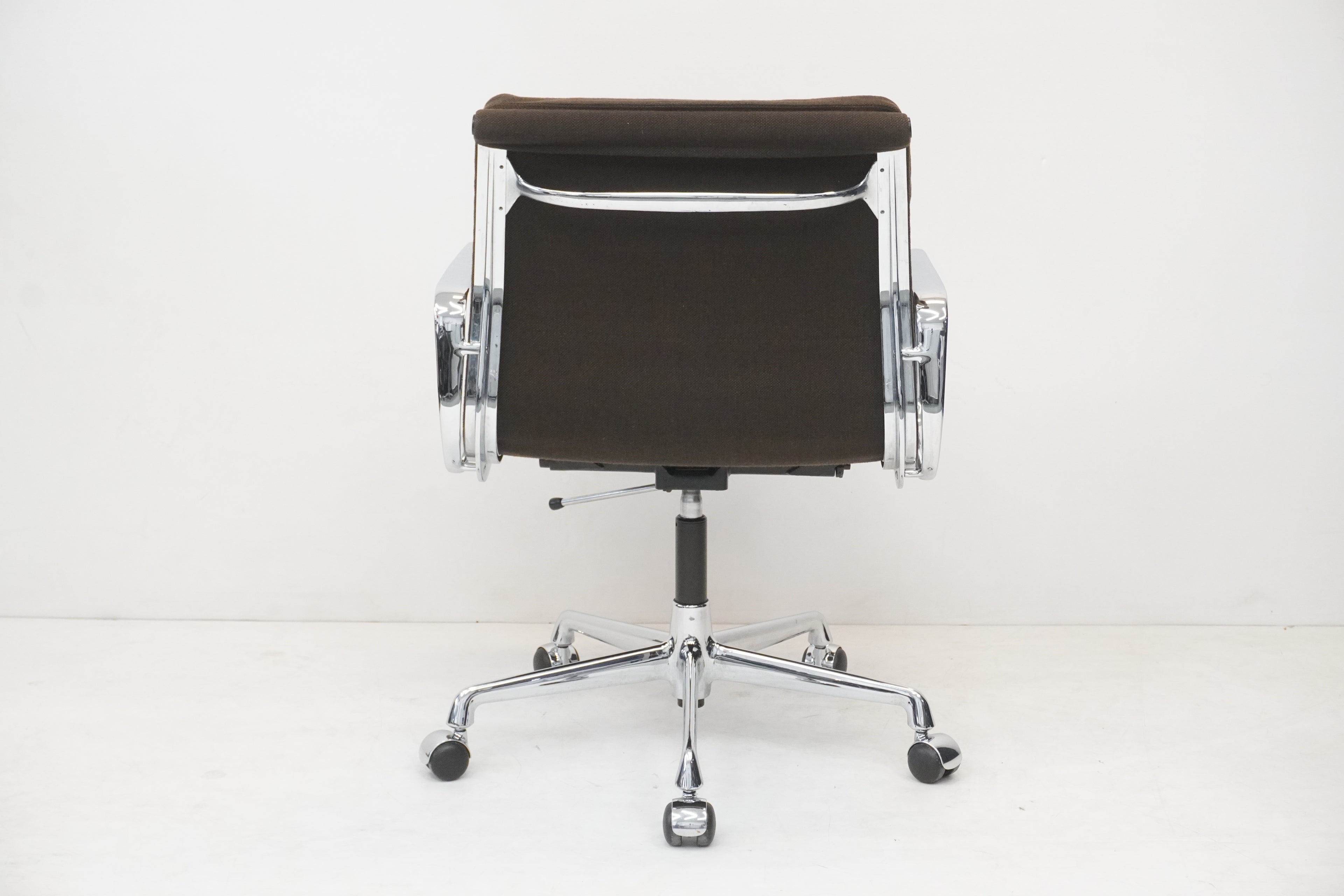Vitra Eames Alu Chair EA217 Hopsak braun