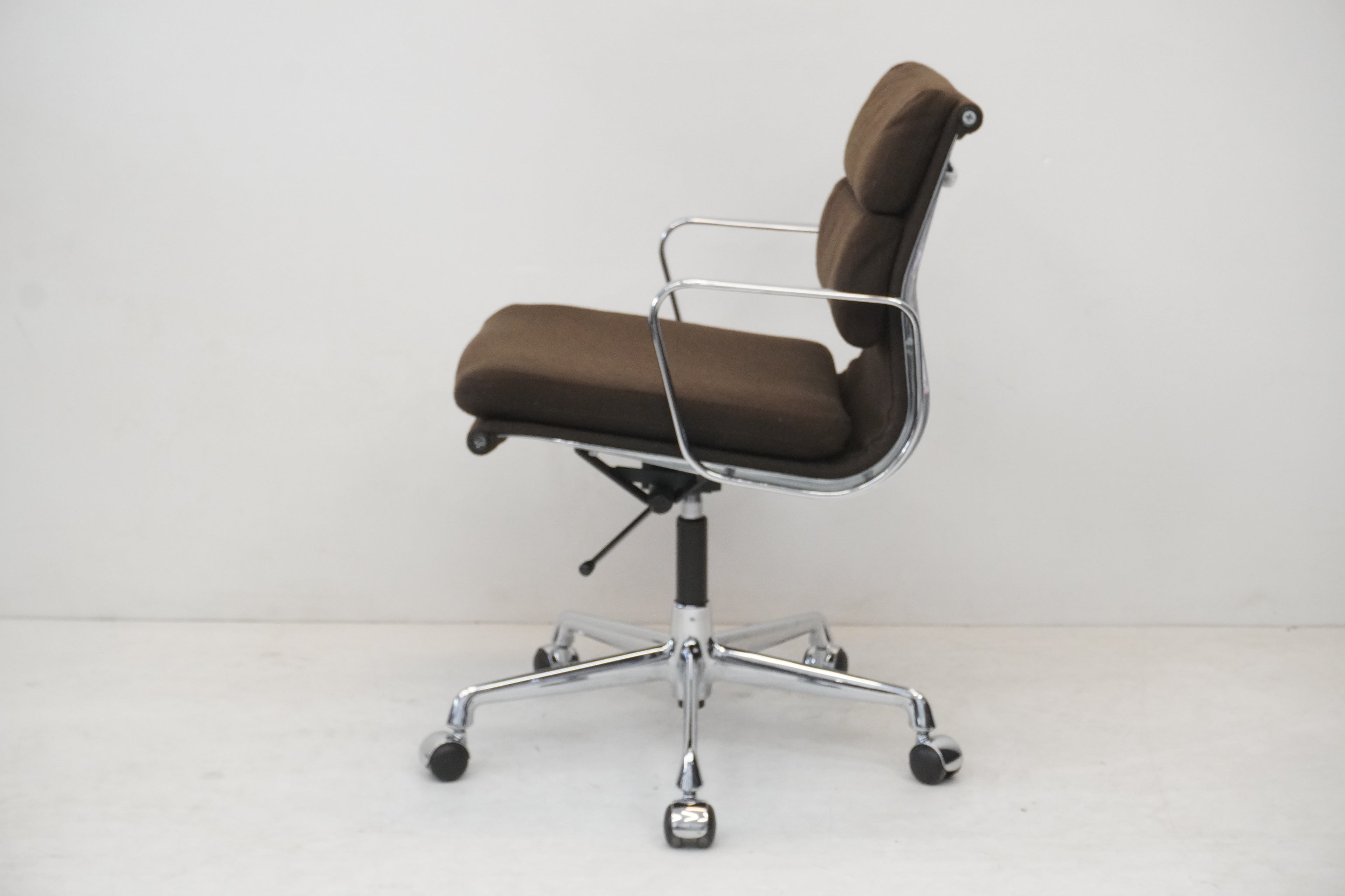 Vitra Eames Alu Chair EA217 Hopsak braun
