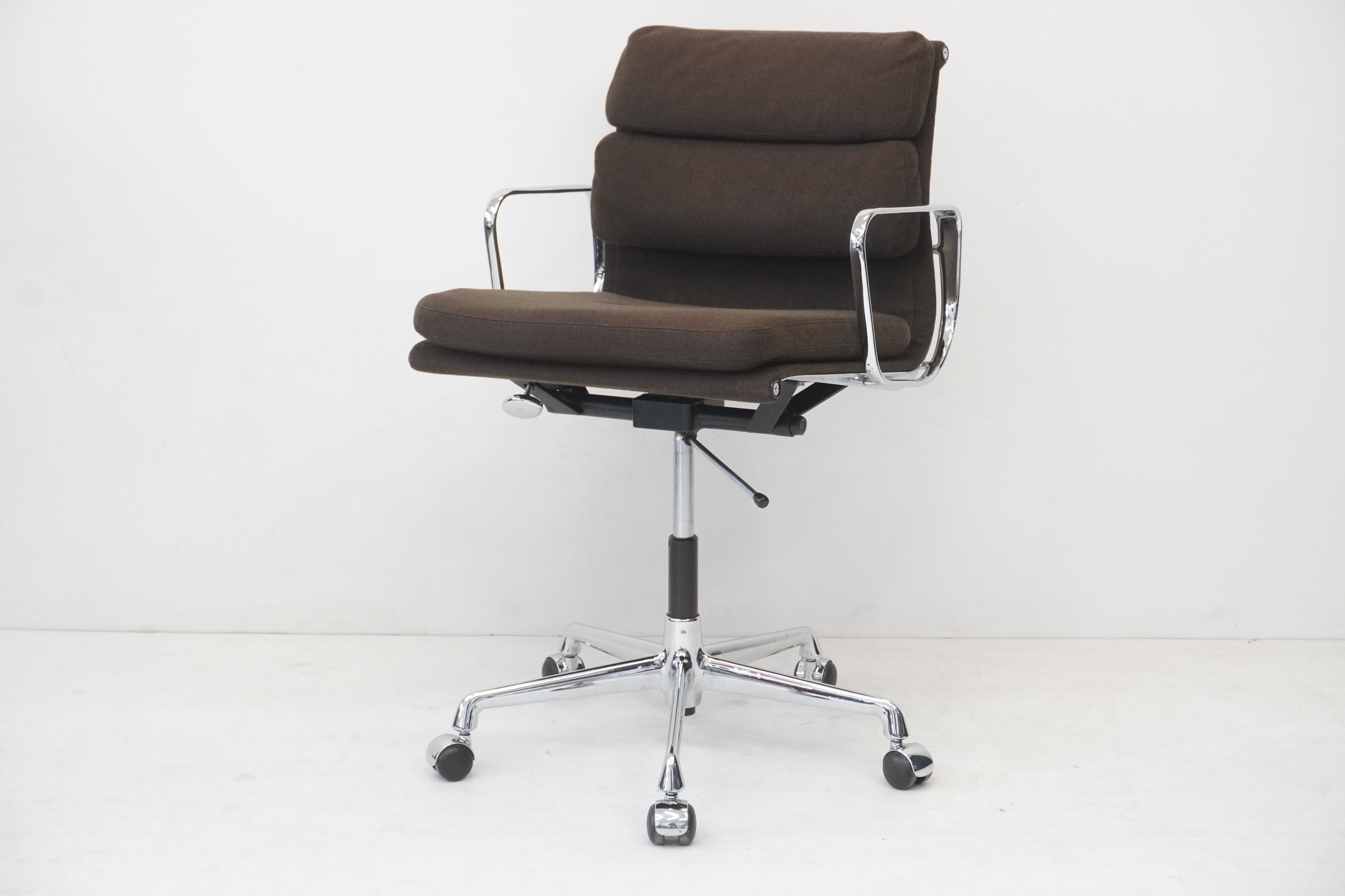 Vitra Eames Alu Chair EA217 Hopsak braun
