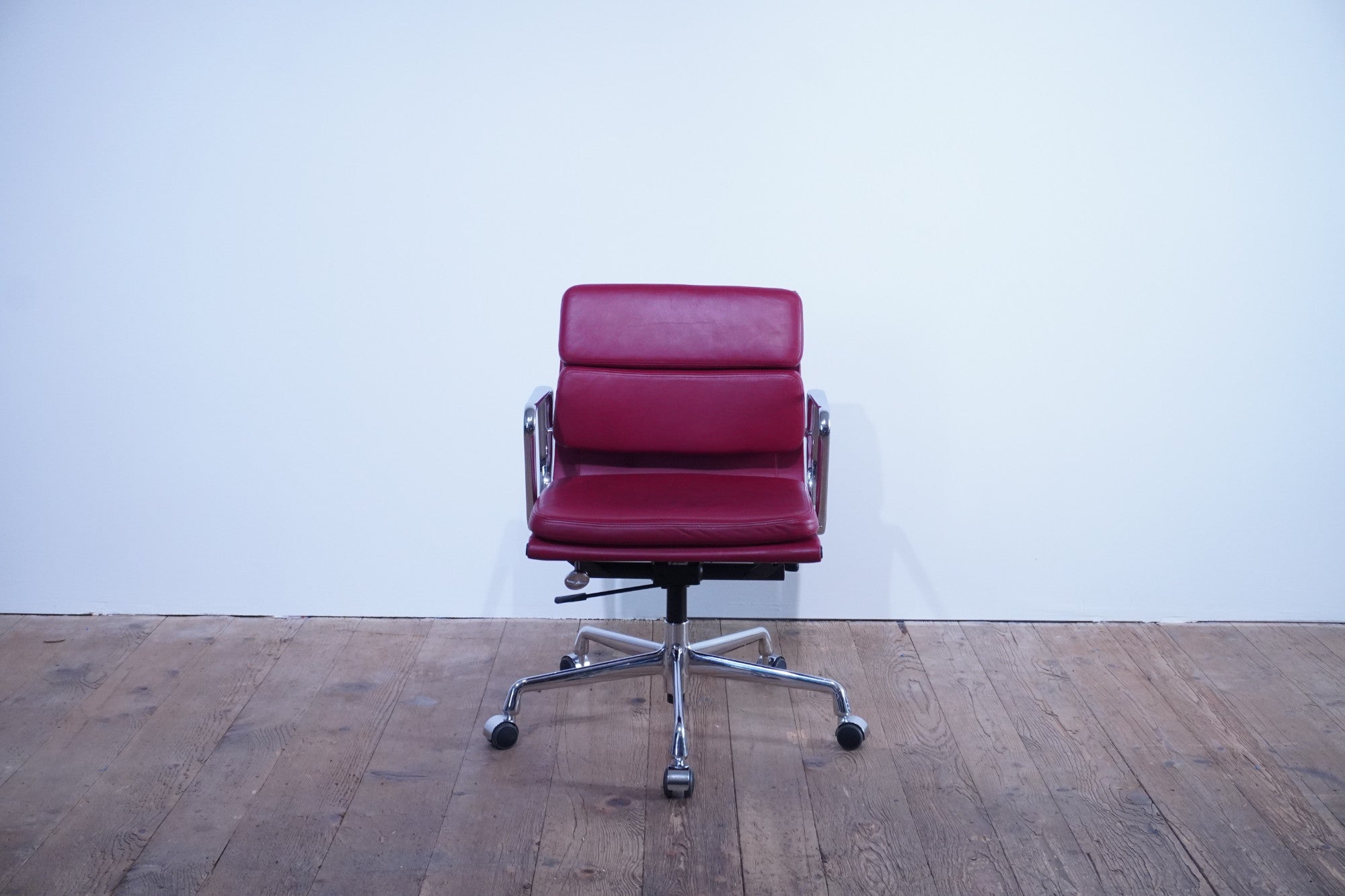 Vitra Eames Soft Pad Chair EA217 Leder rot