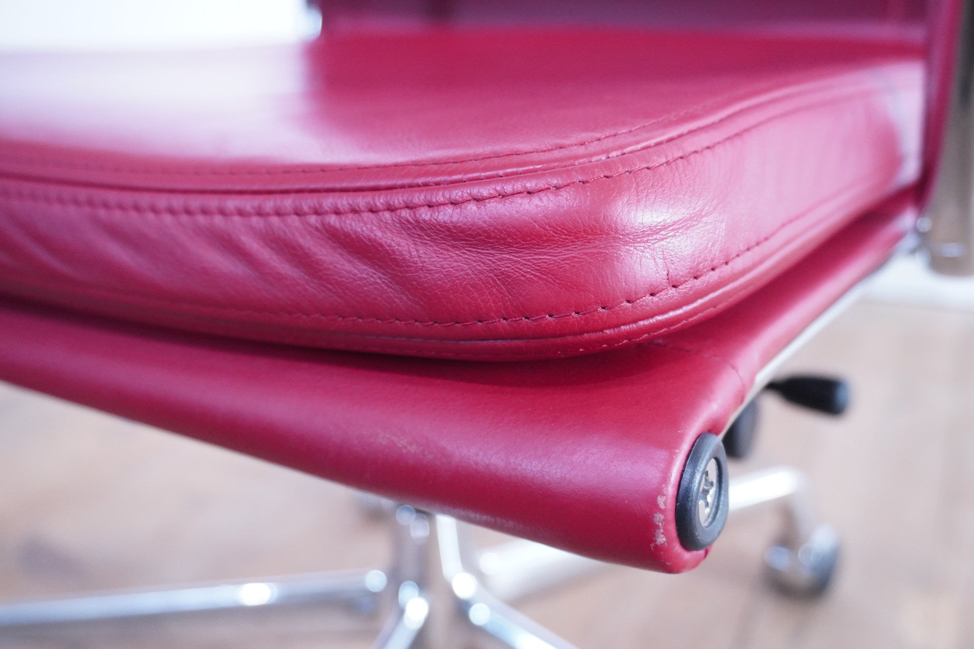 Vitra Eames Soft Pad Chair EA217 Leder rot