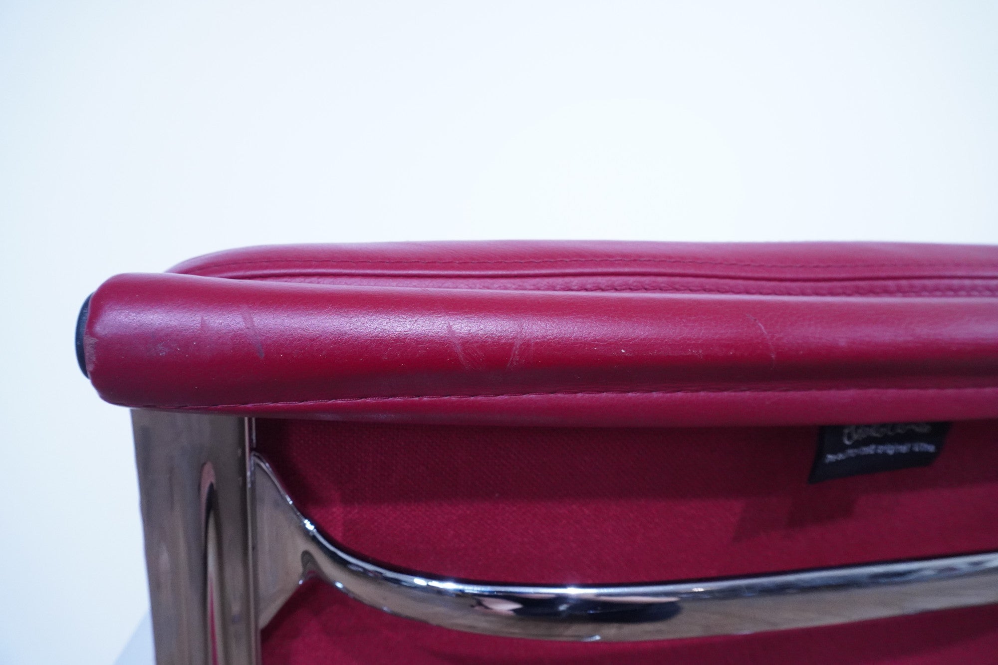 Vitra Eames Soft Pad Chair EA217 Leder rot