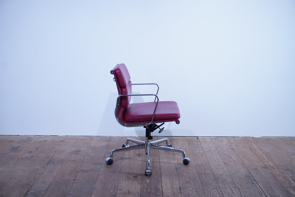 Vitra Eames Soft Pad Chair EA217 Leder rot