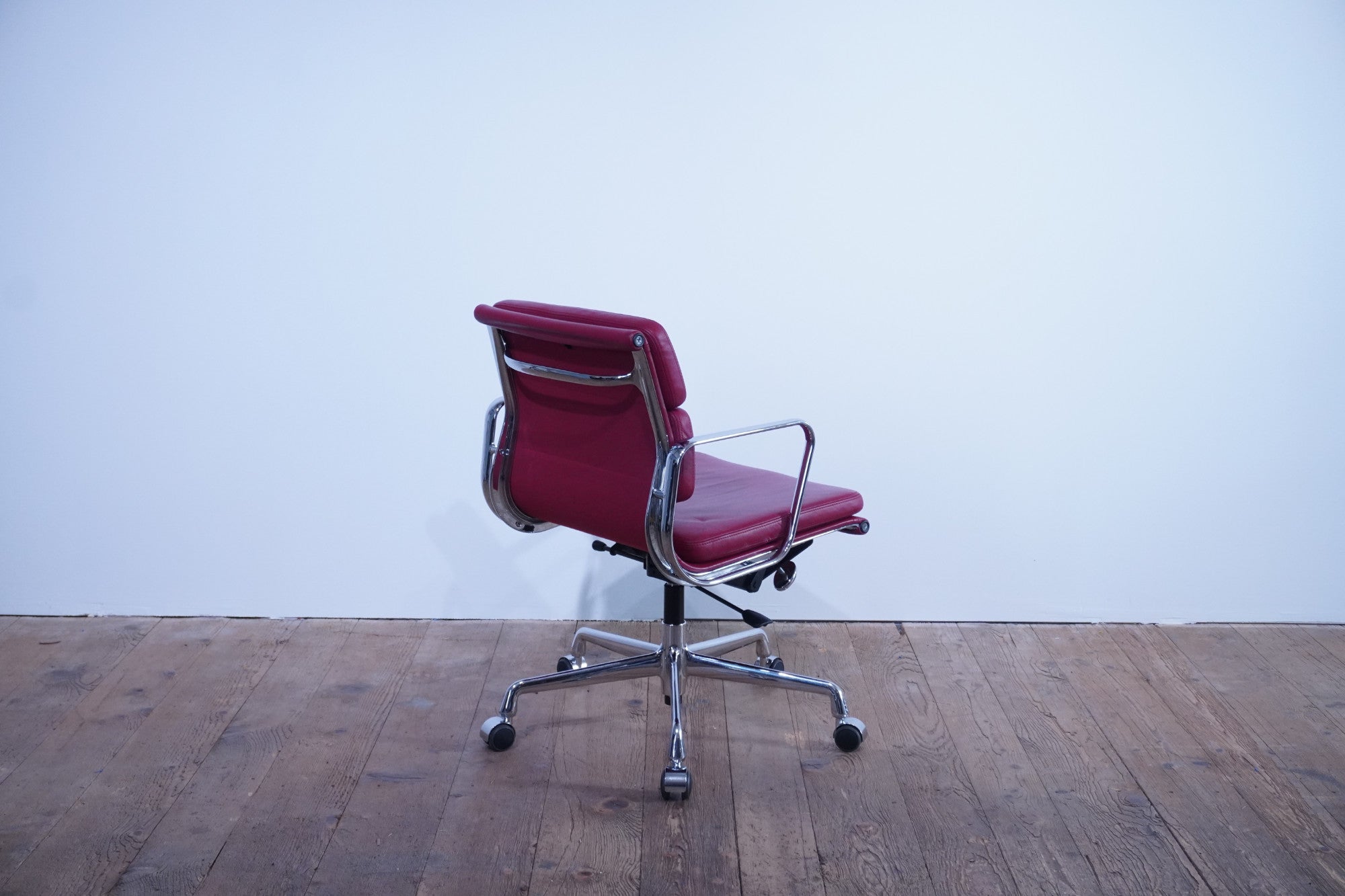 Vitra Eames Soft Pad Chair EA217 Leder rot