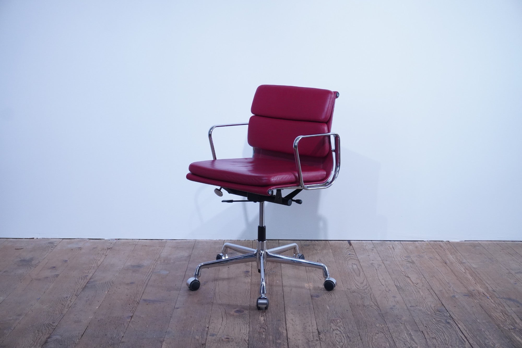 Vitra Eames Soft Pad Chair EA217 Leder rot