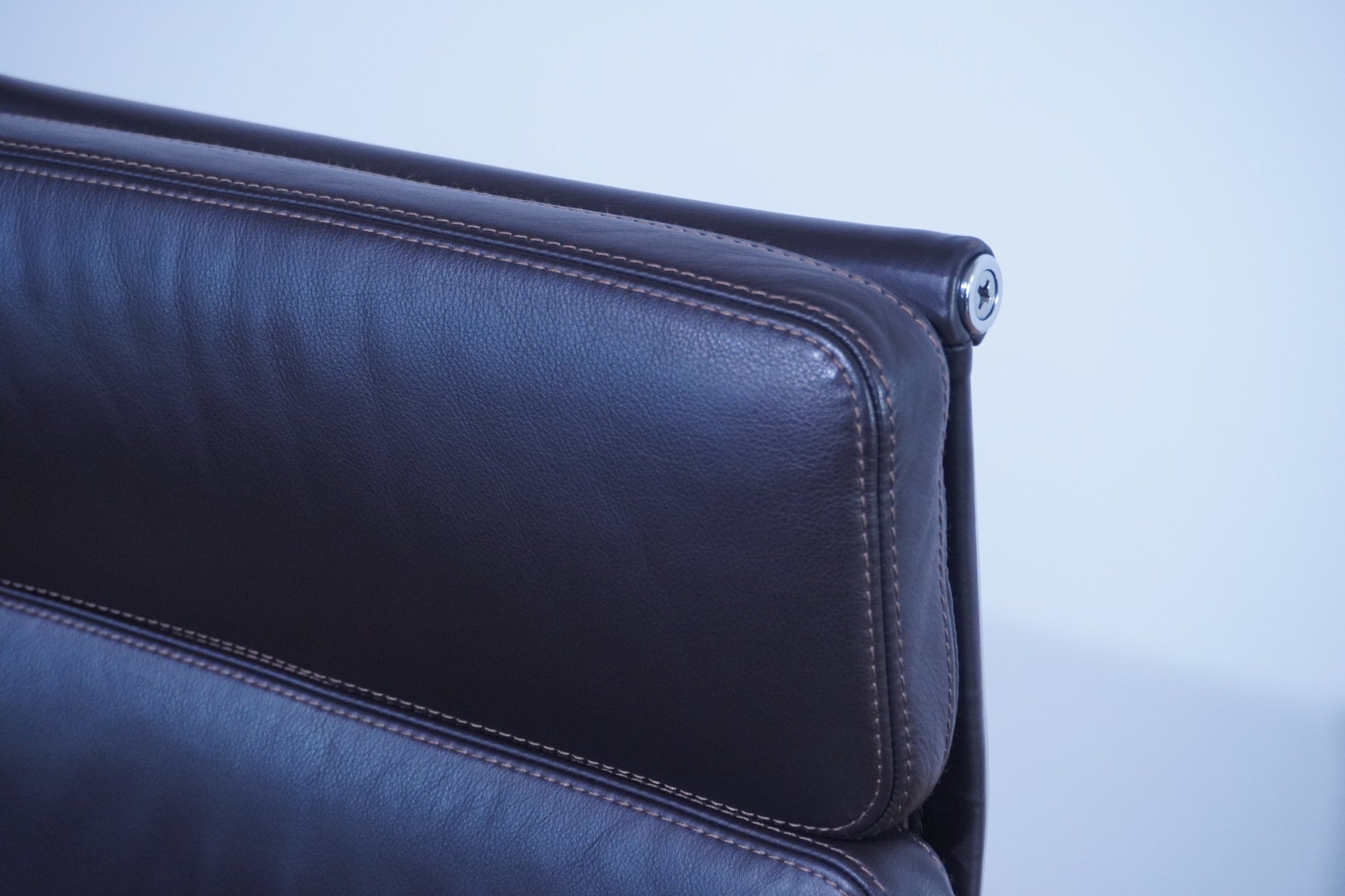 Vitra Soft Pad EA219 Leder chocolate Kontrastnaht