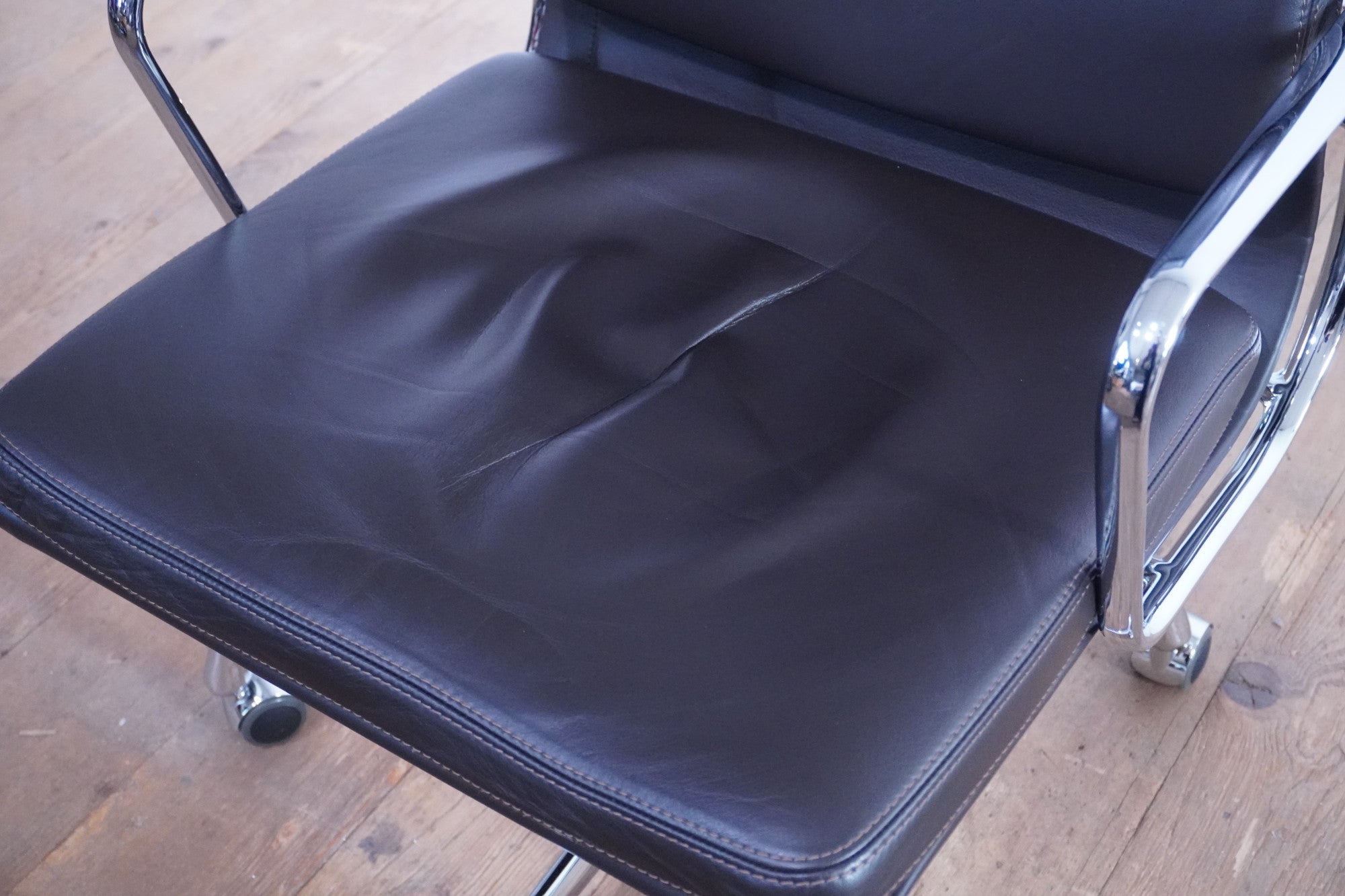 Vitra Soft Pad EA219 Leder chocolate Kontrastnaht